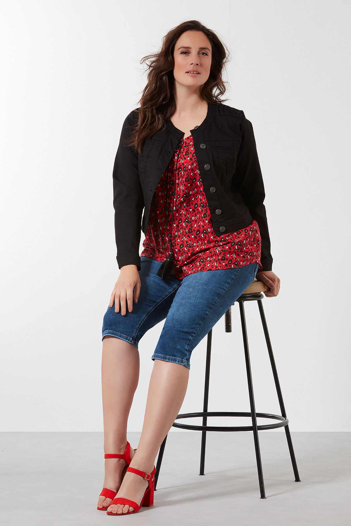 Kurze Jeansjacke mit rundem Ausschnitt image number 3