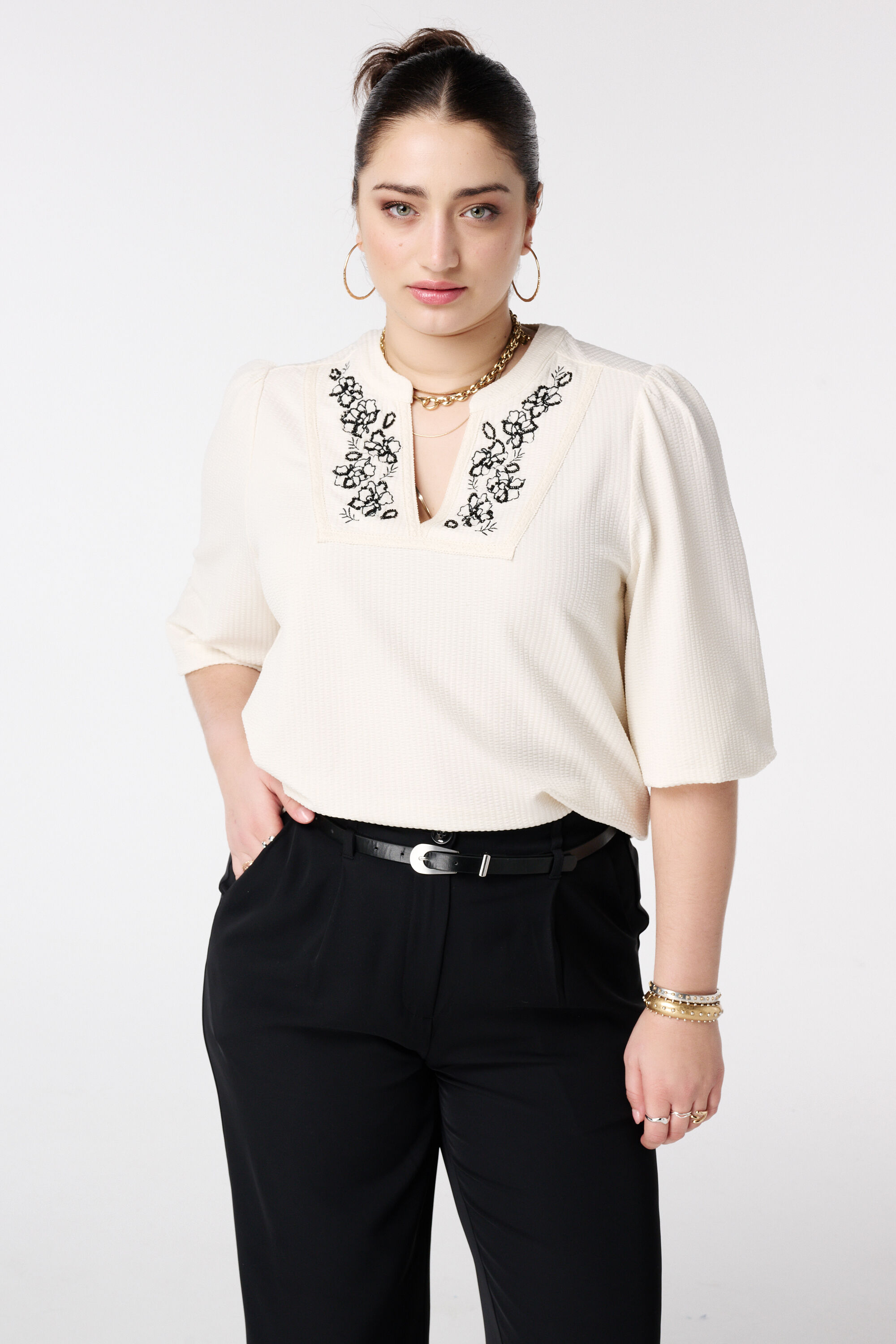 Top mit Stickerei und V-Ausschnitt