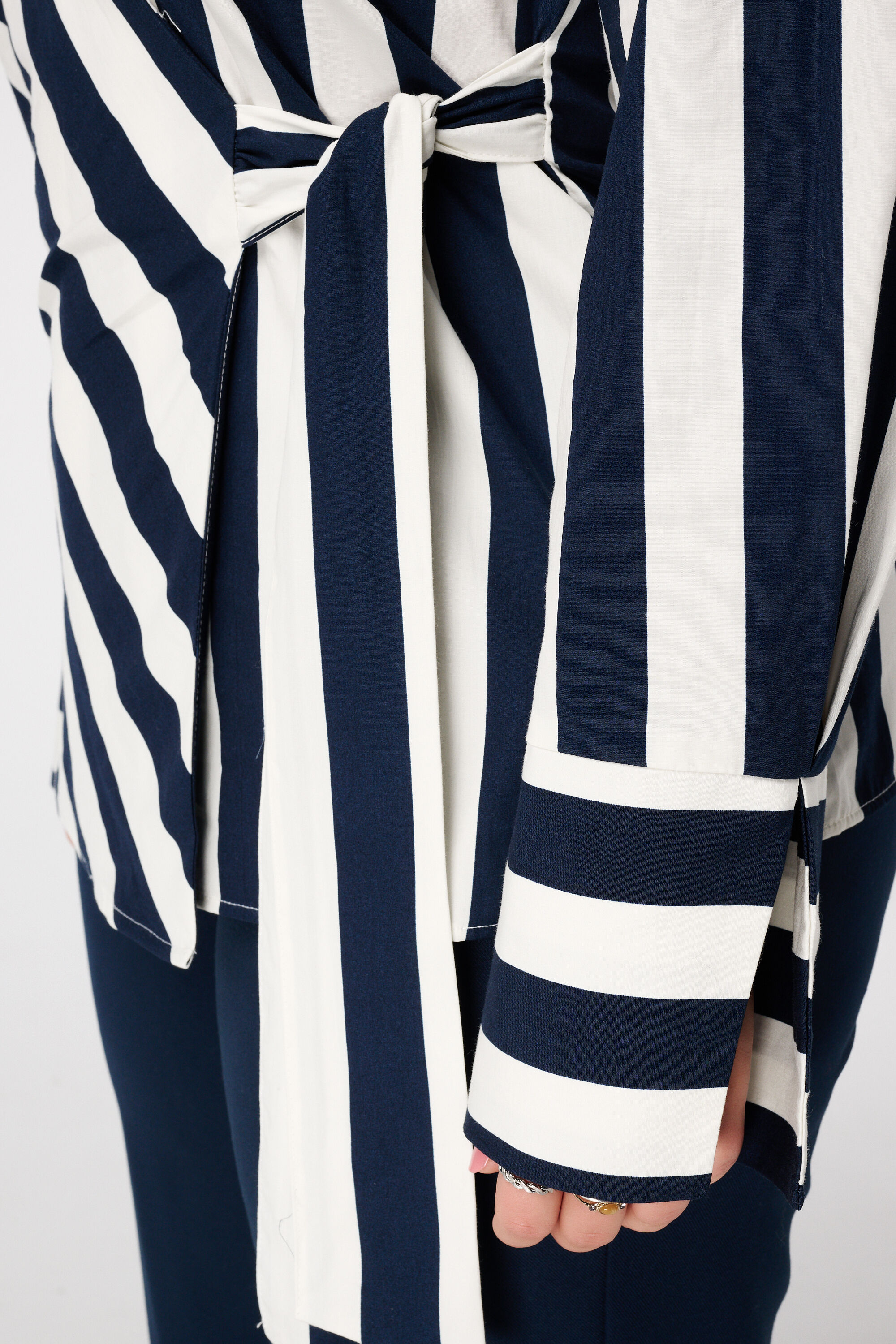 Wickelbluse mit V-Ausschnitt und Schleifendetail image number 6