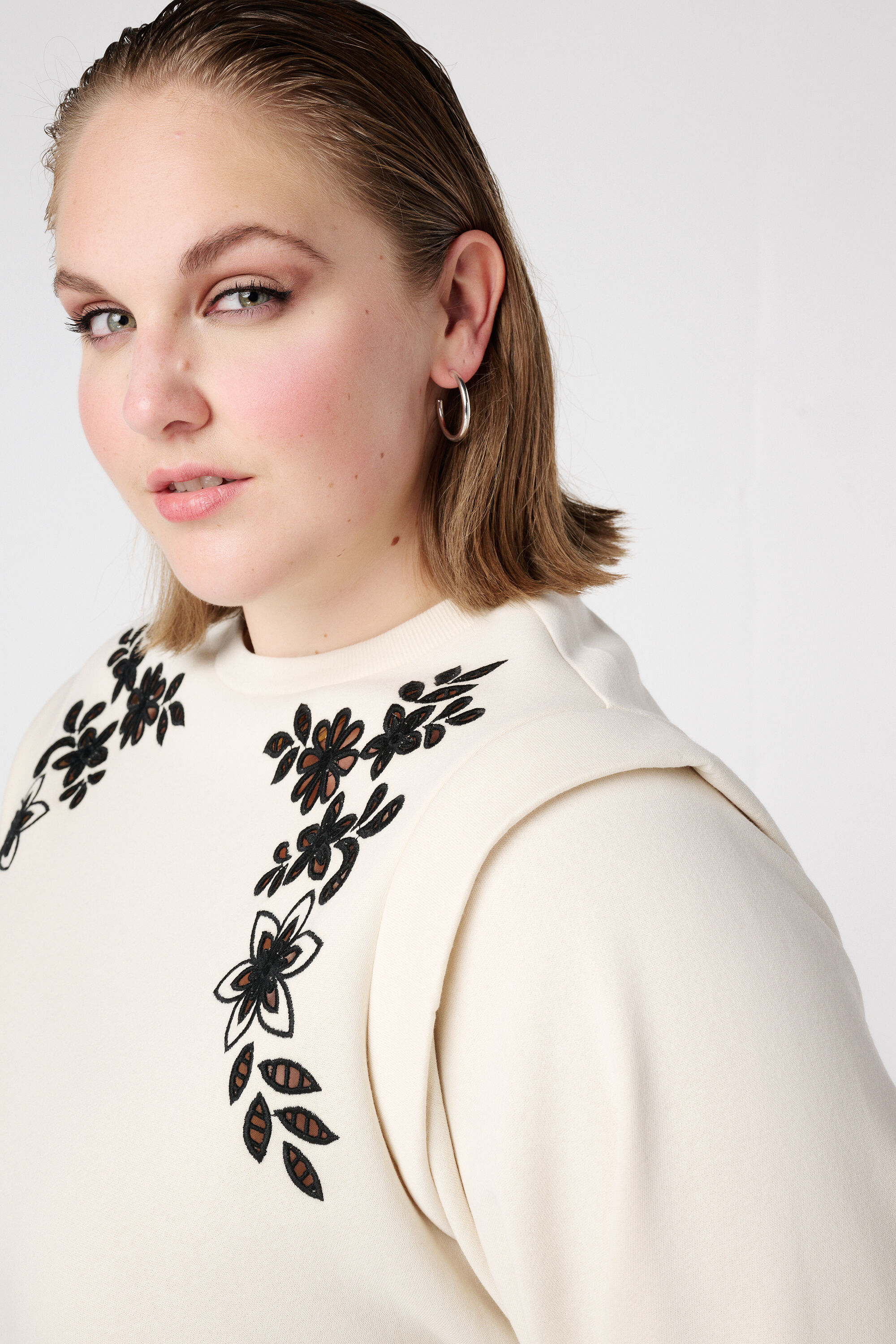 Sweatshirt mit durchbrochener Stickerei image number 4