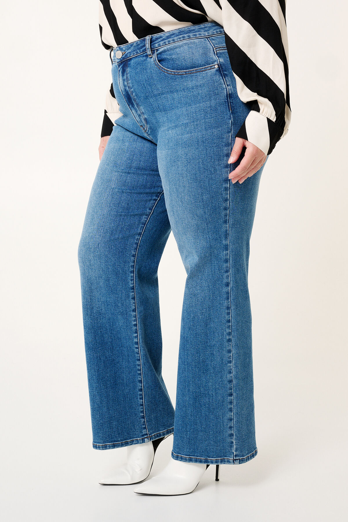 Loose-Leg-Jeans image number 5