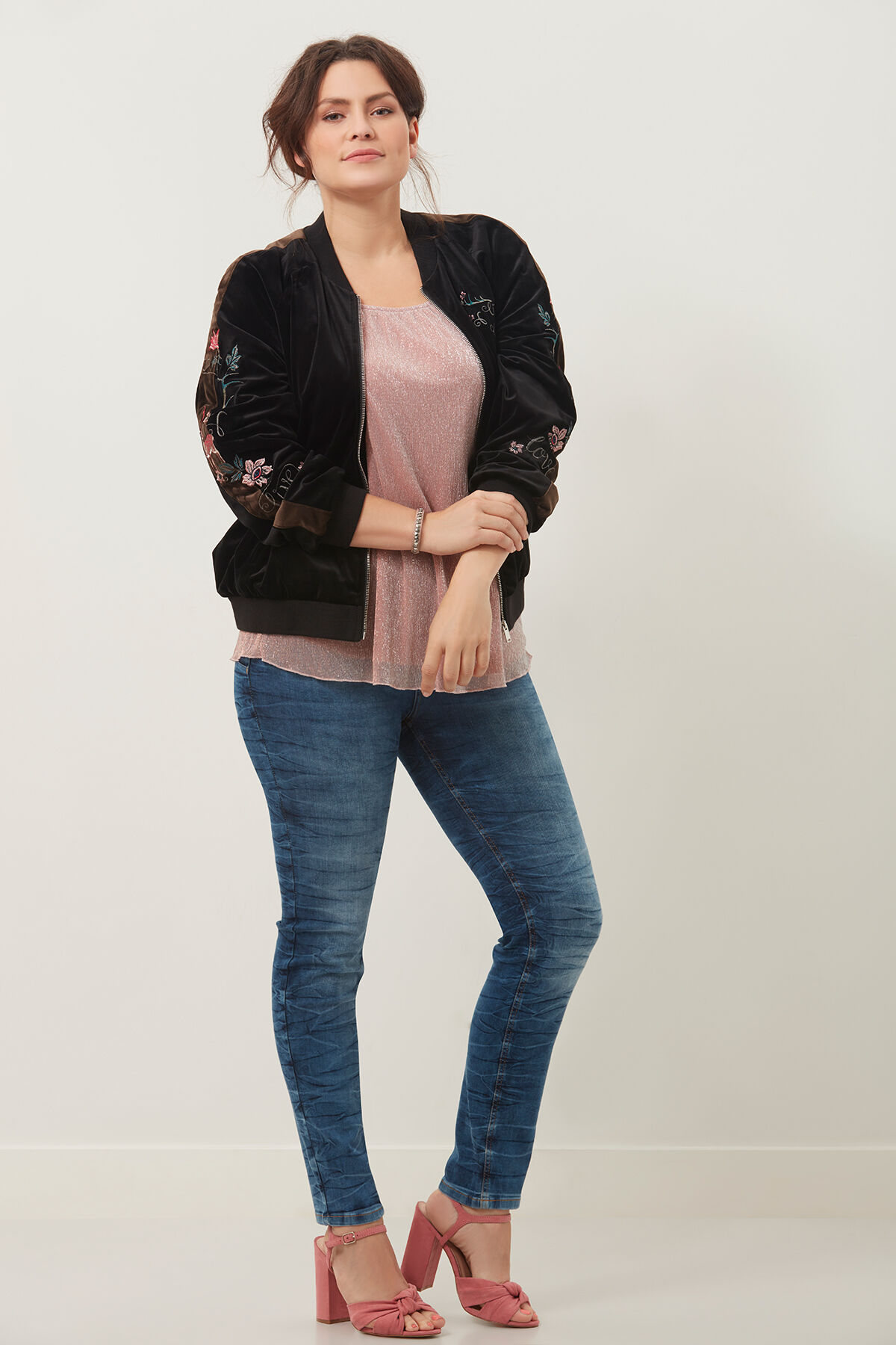 Samtjacke mit Stickerei image number 3