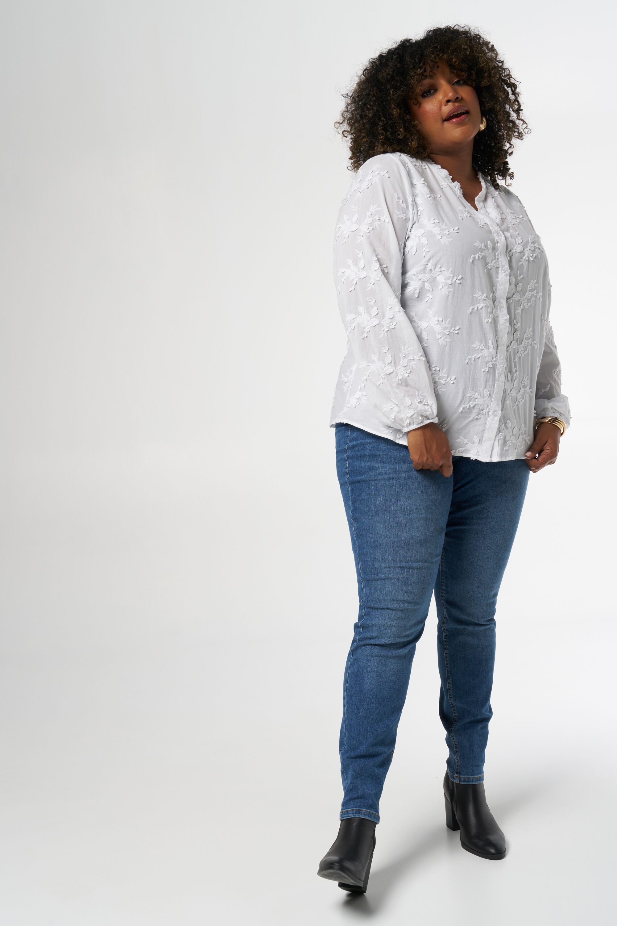 Bluse mit Stickerei image number 5