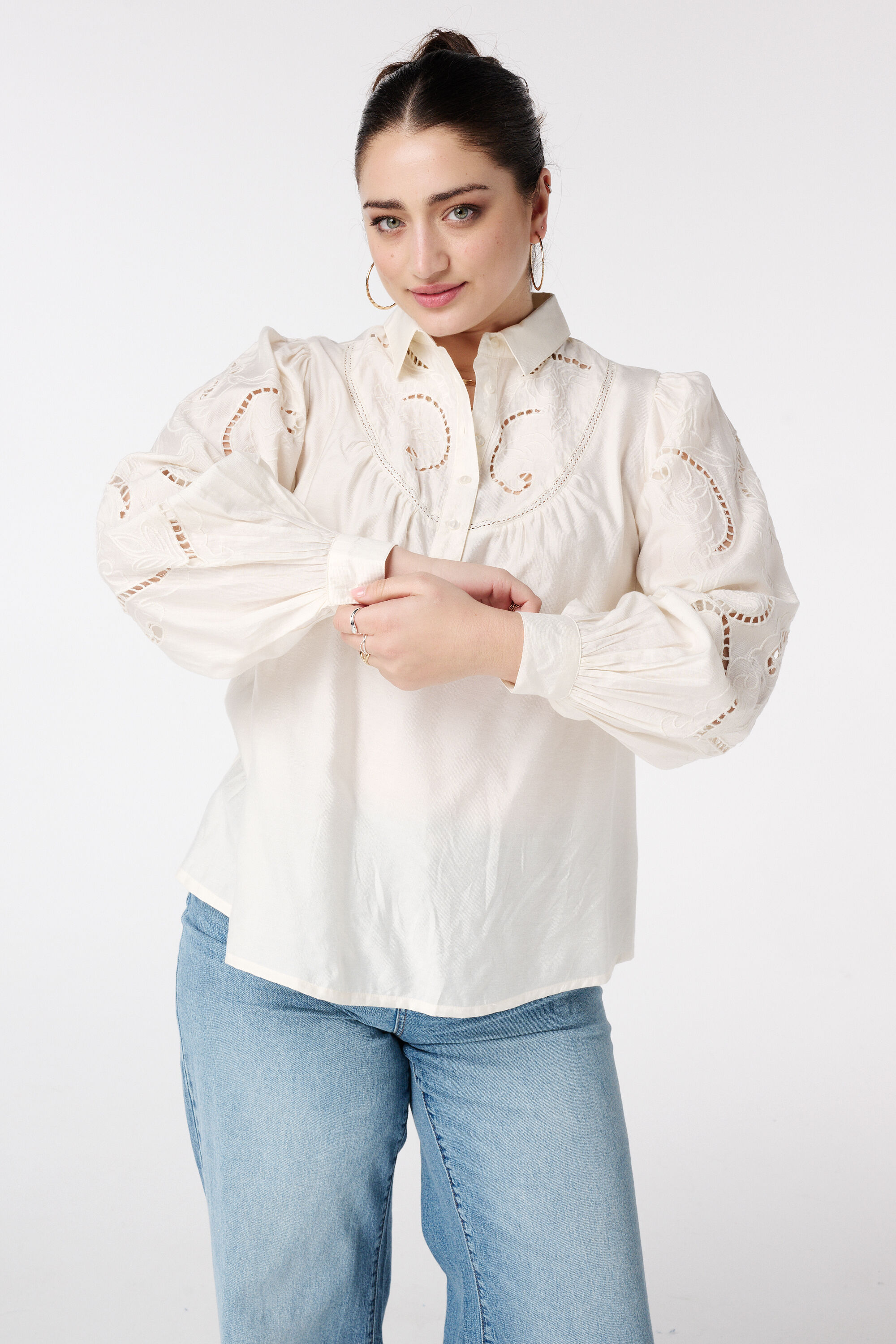 Bluse mit durchbrochener Stickerei