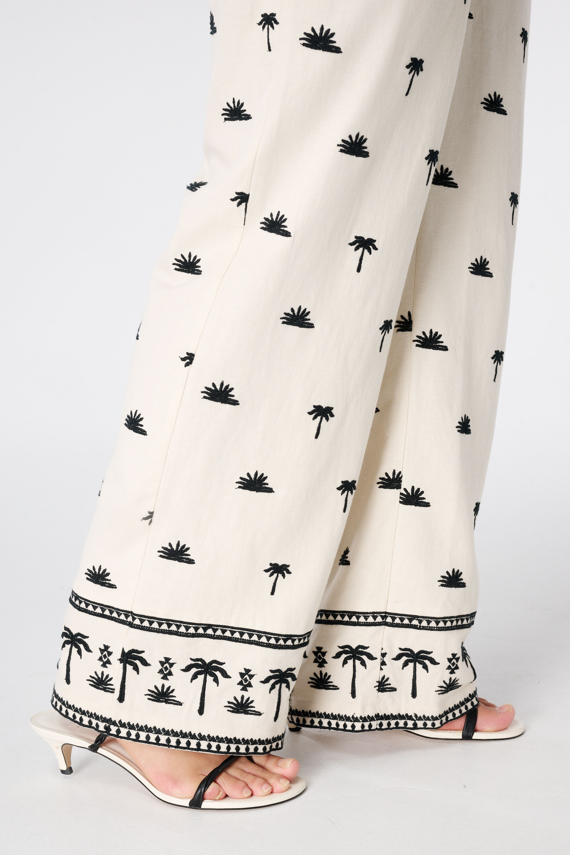 Hose mit Stickereidetails image number 6