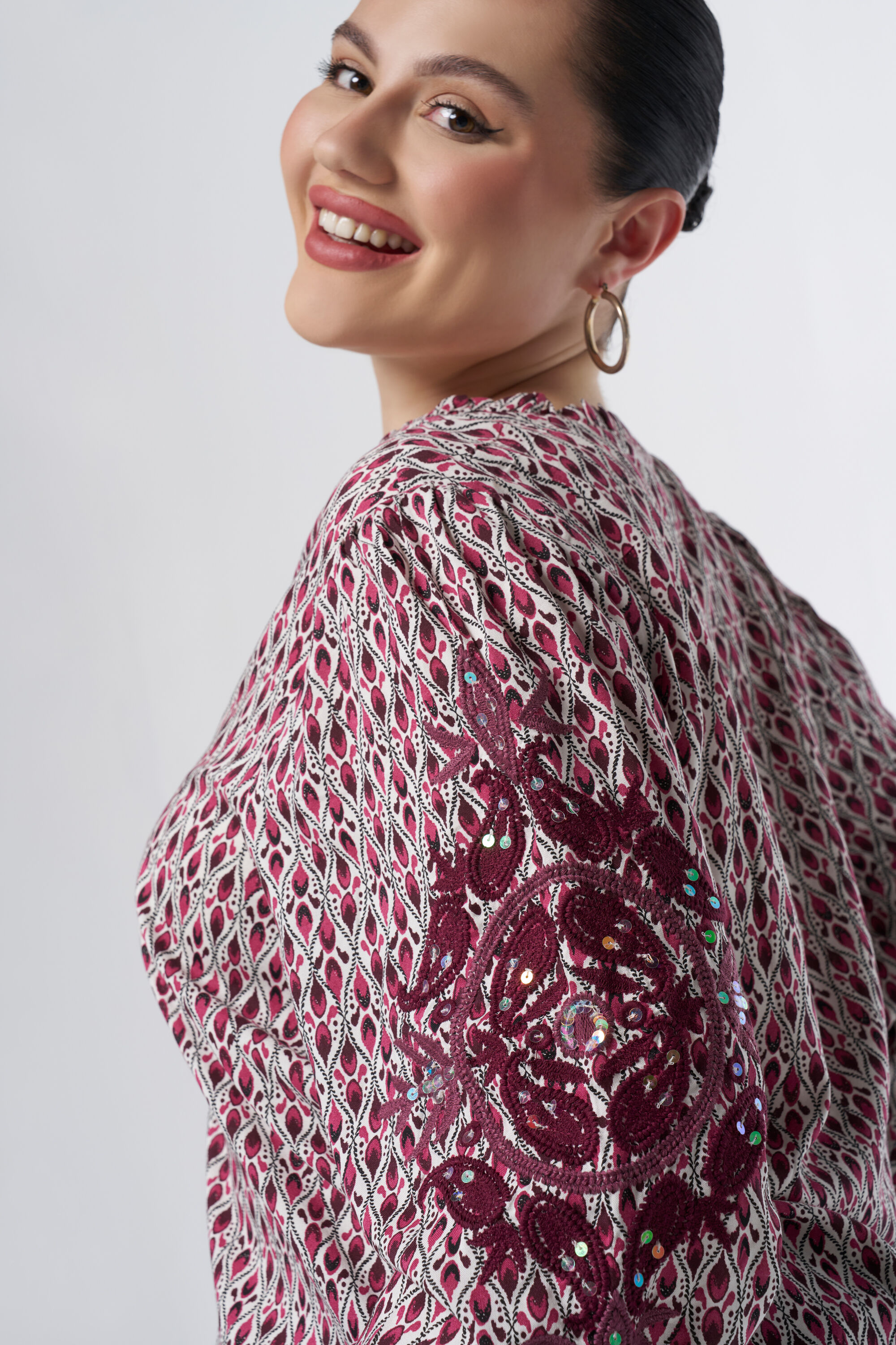 Bluse mit Stickerei  image number 4