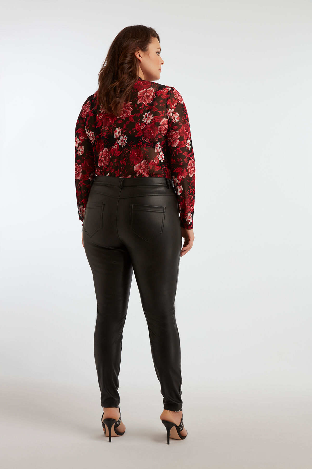 Hose aus Kunstleder mit schmalem Bein image number 6