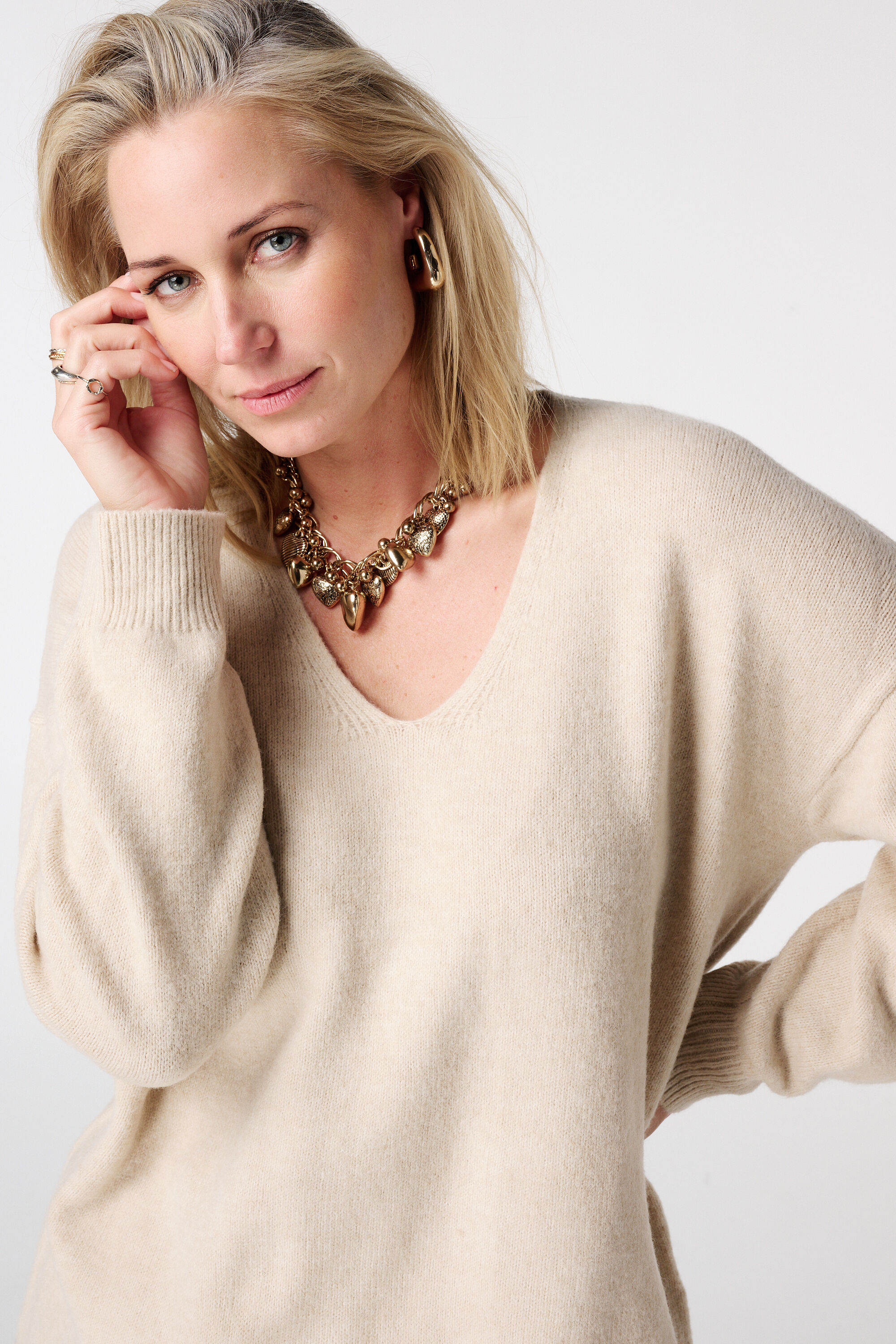 Pullover mit V-Ausschnitt und Spitzenabschluss image number 4