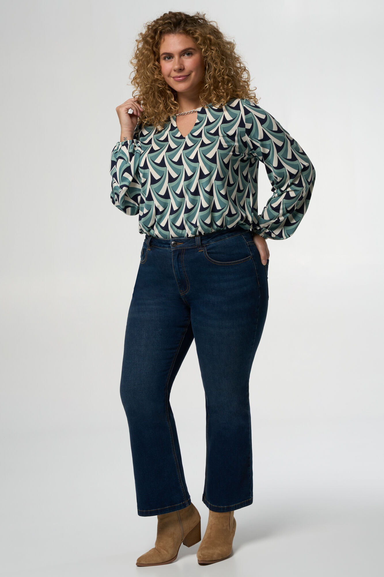 28 inch jeans mit kn&ouml;chellangem Schnitt image number 6