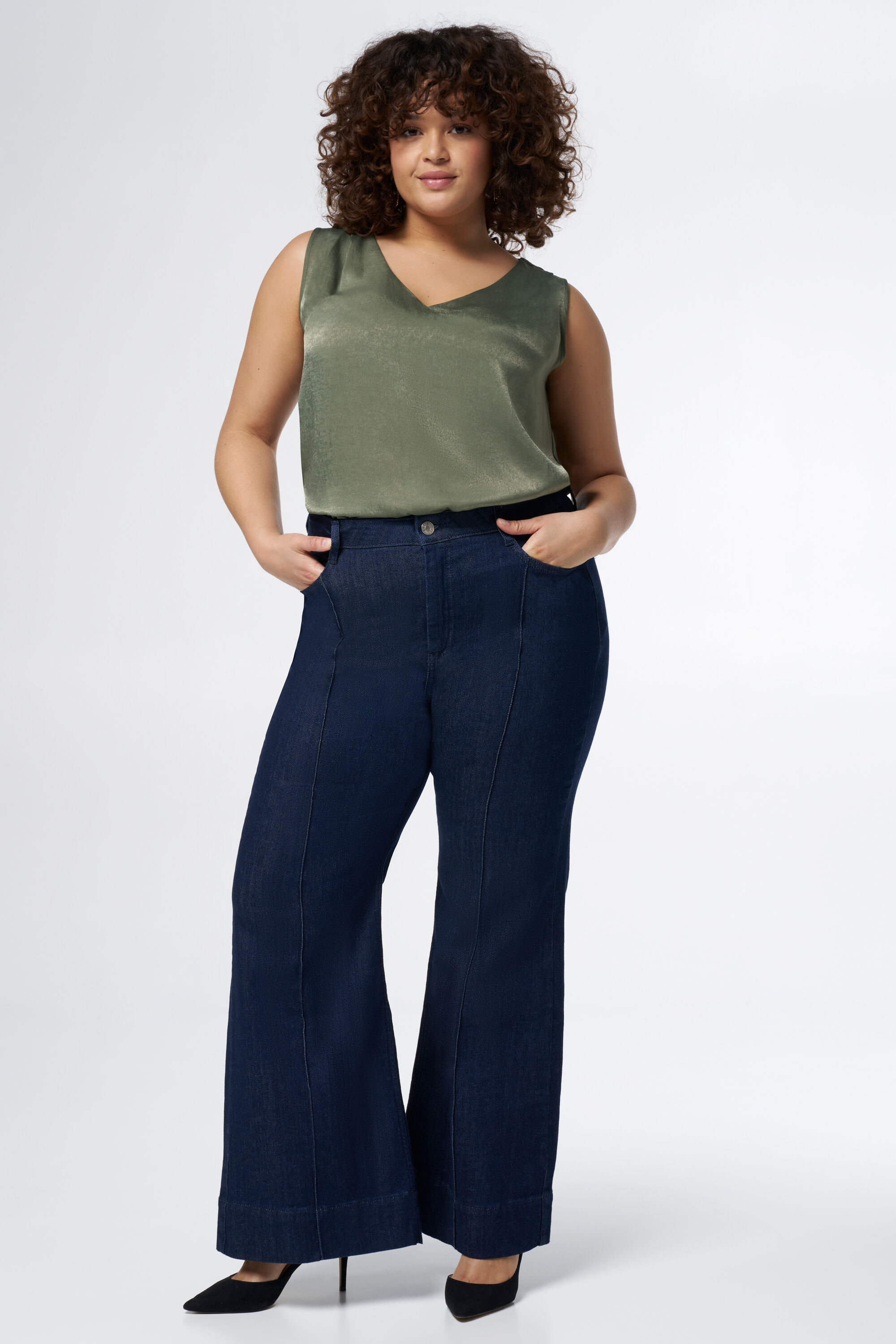 Ausgestellte Slim-Leg-Jeans mit Ziern&auml;hten image number 6