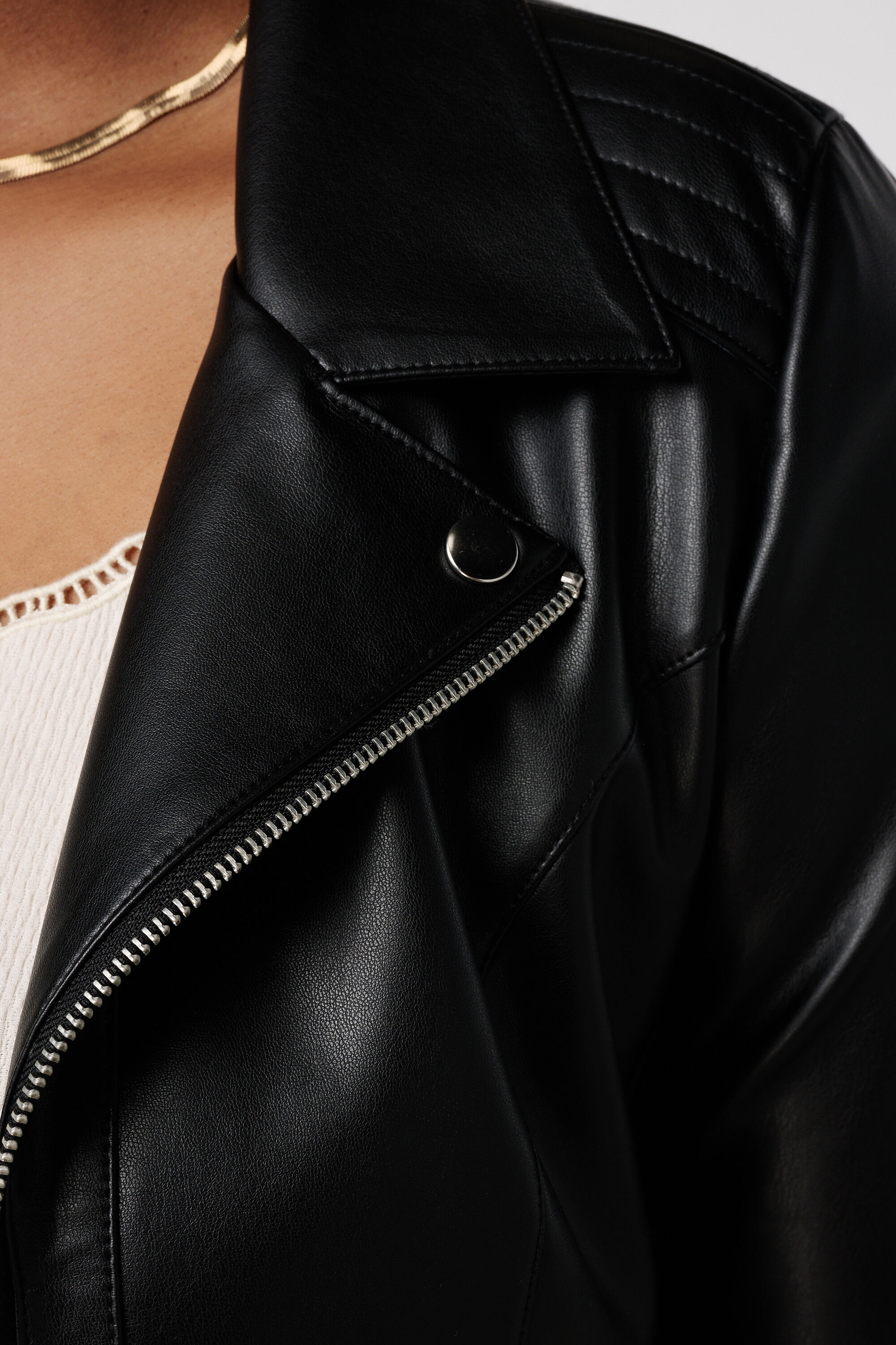 Elegante Lederlook-Jacke mit silbernen Akzenten image number 6