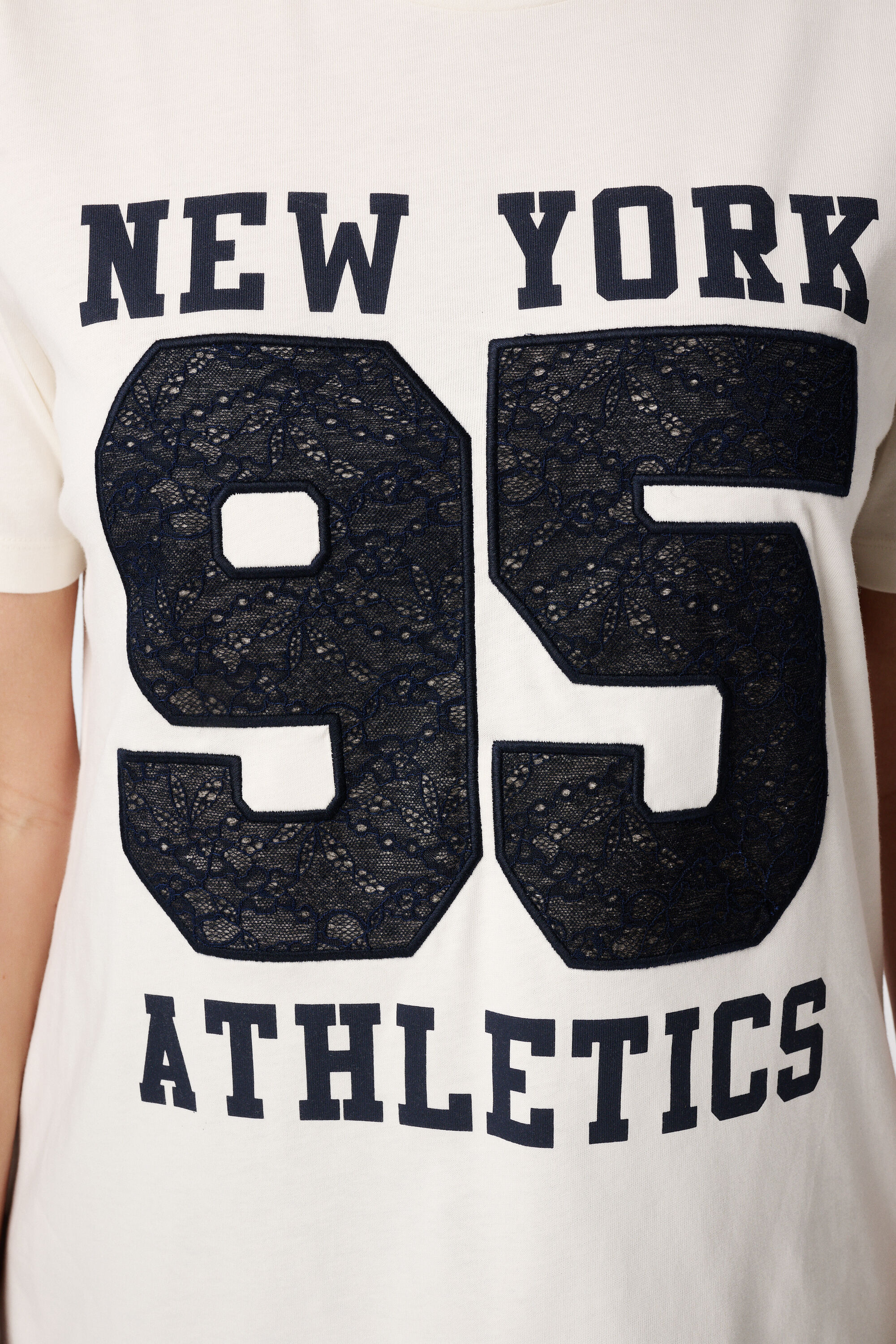 T-Shirt mit Spitzenprint image number 6