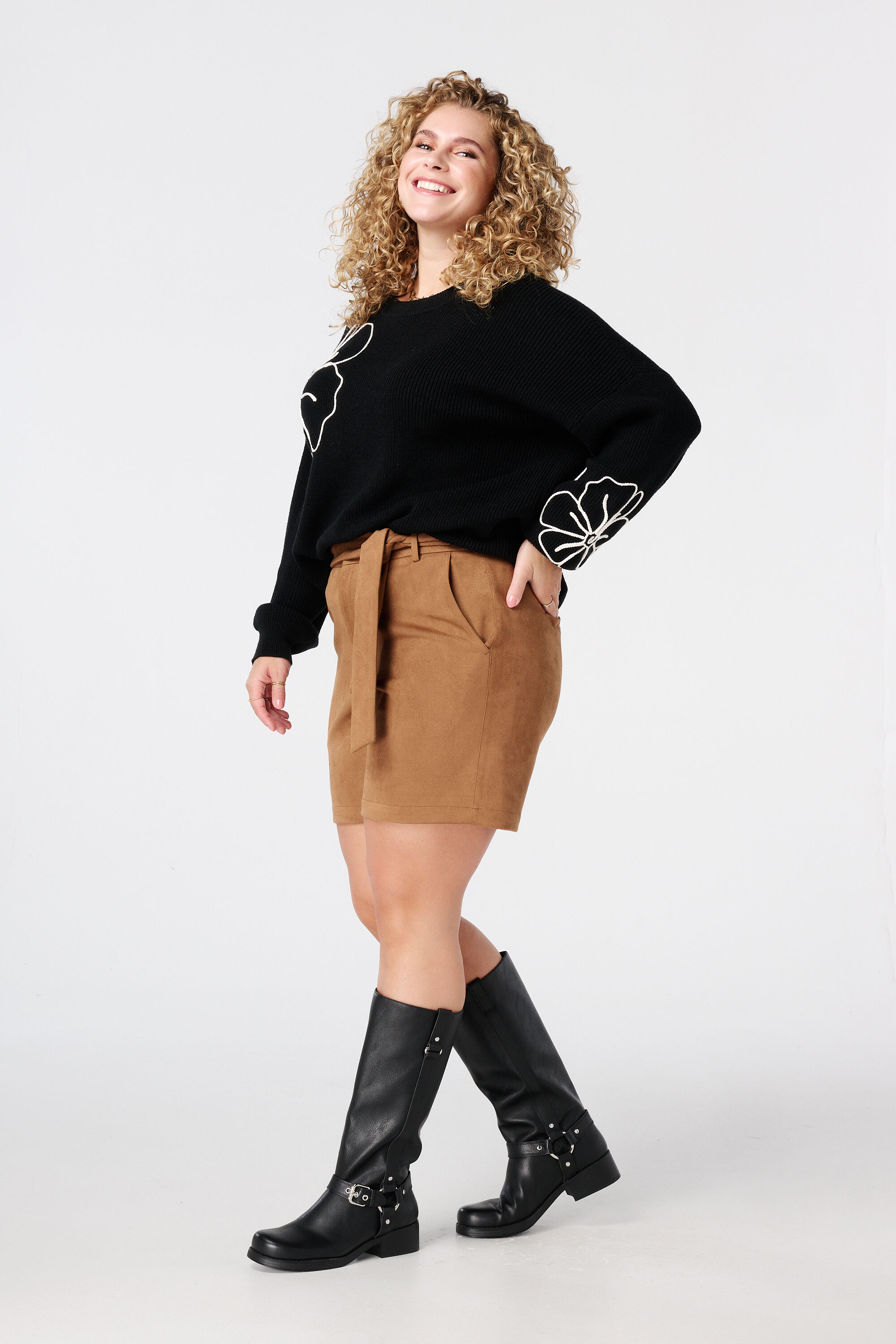 Pullover mit gestickten Blumen image number 5