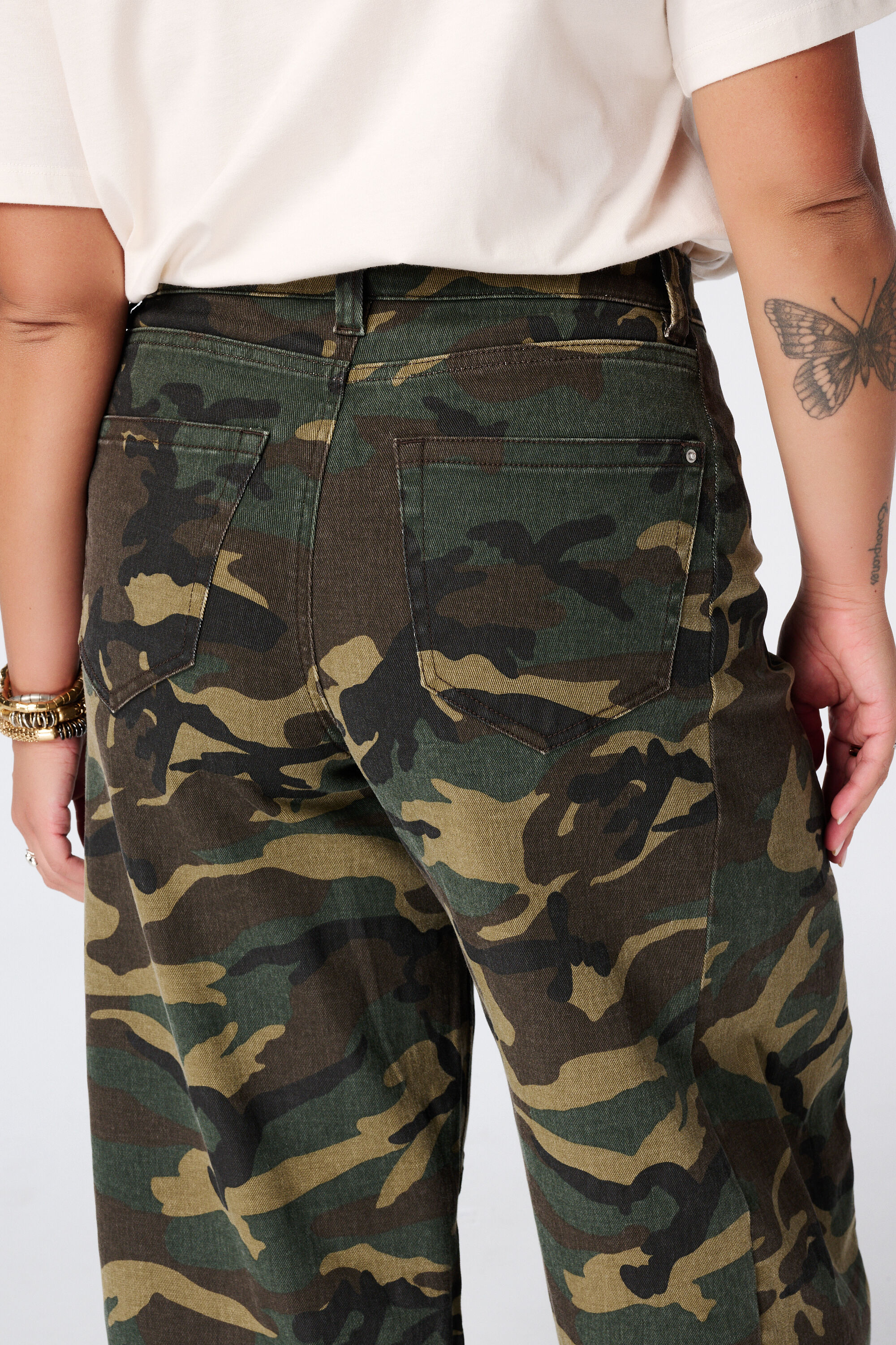Balloon Jeans mit Camouflage Muster image number 4