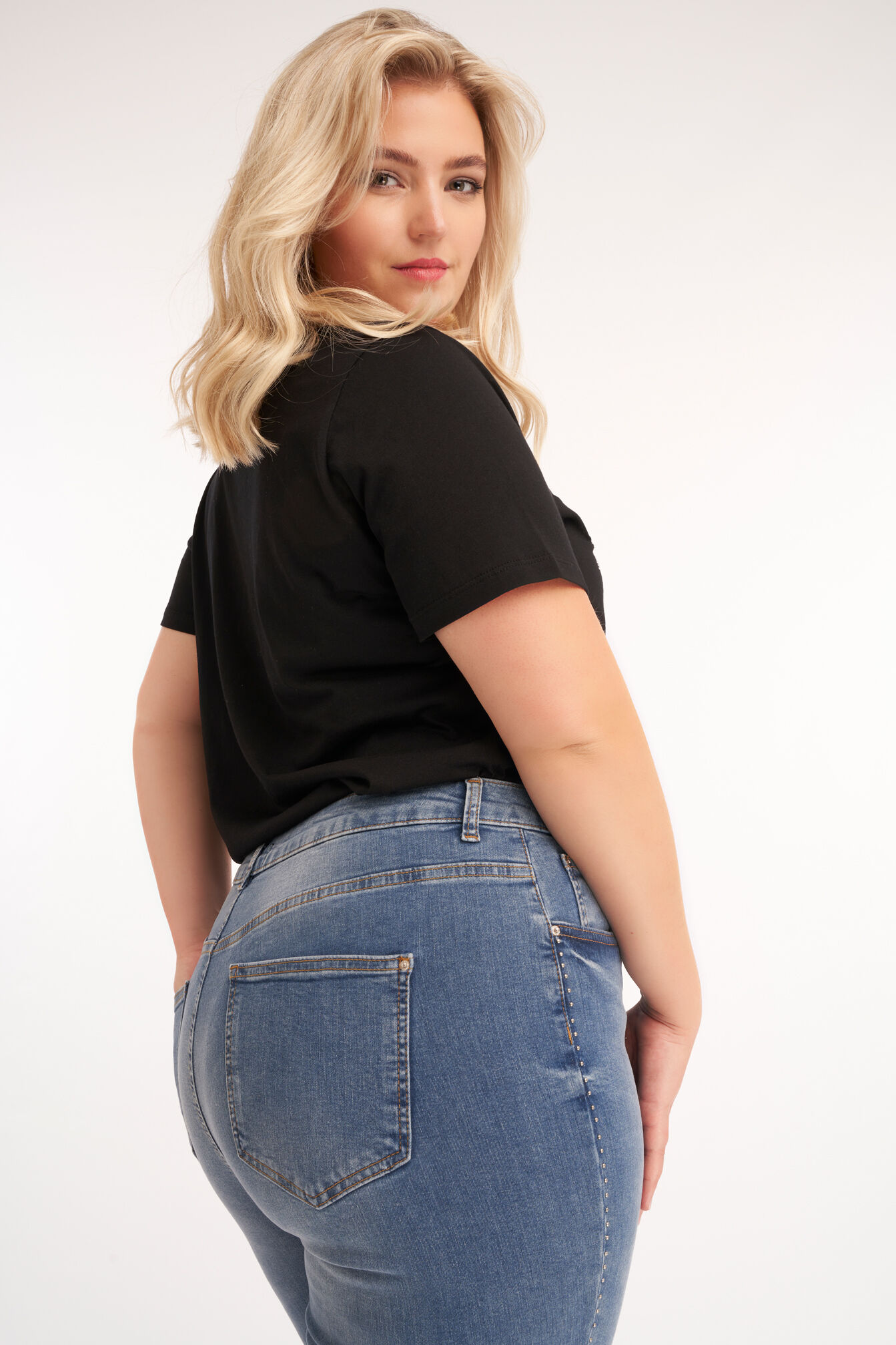 Jeans mit Nieten image number 3