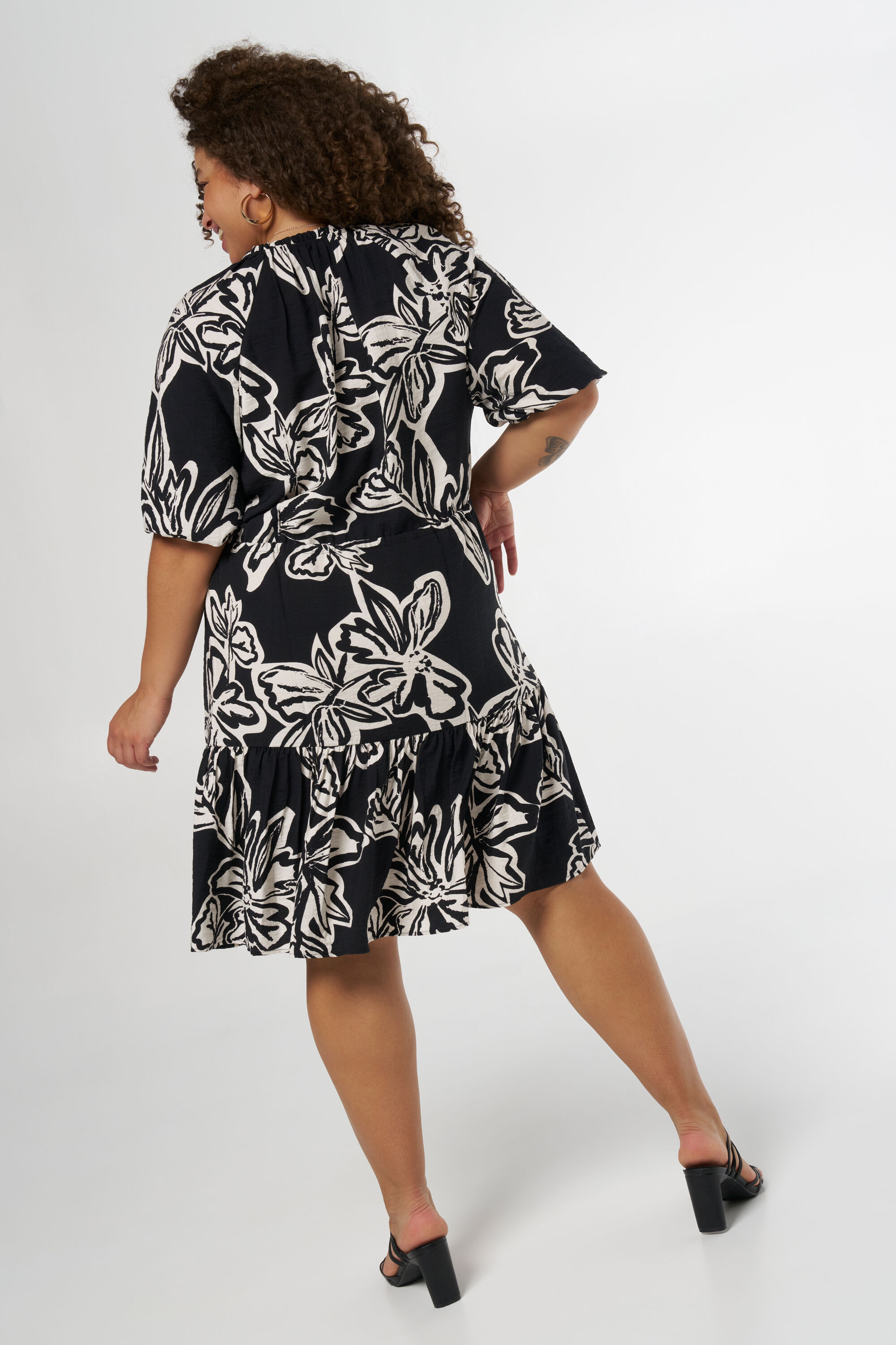 Tailliertes Kleid mit Print  image number 3