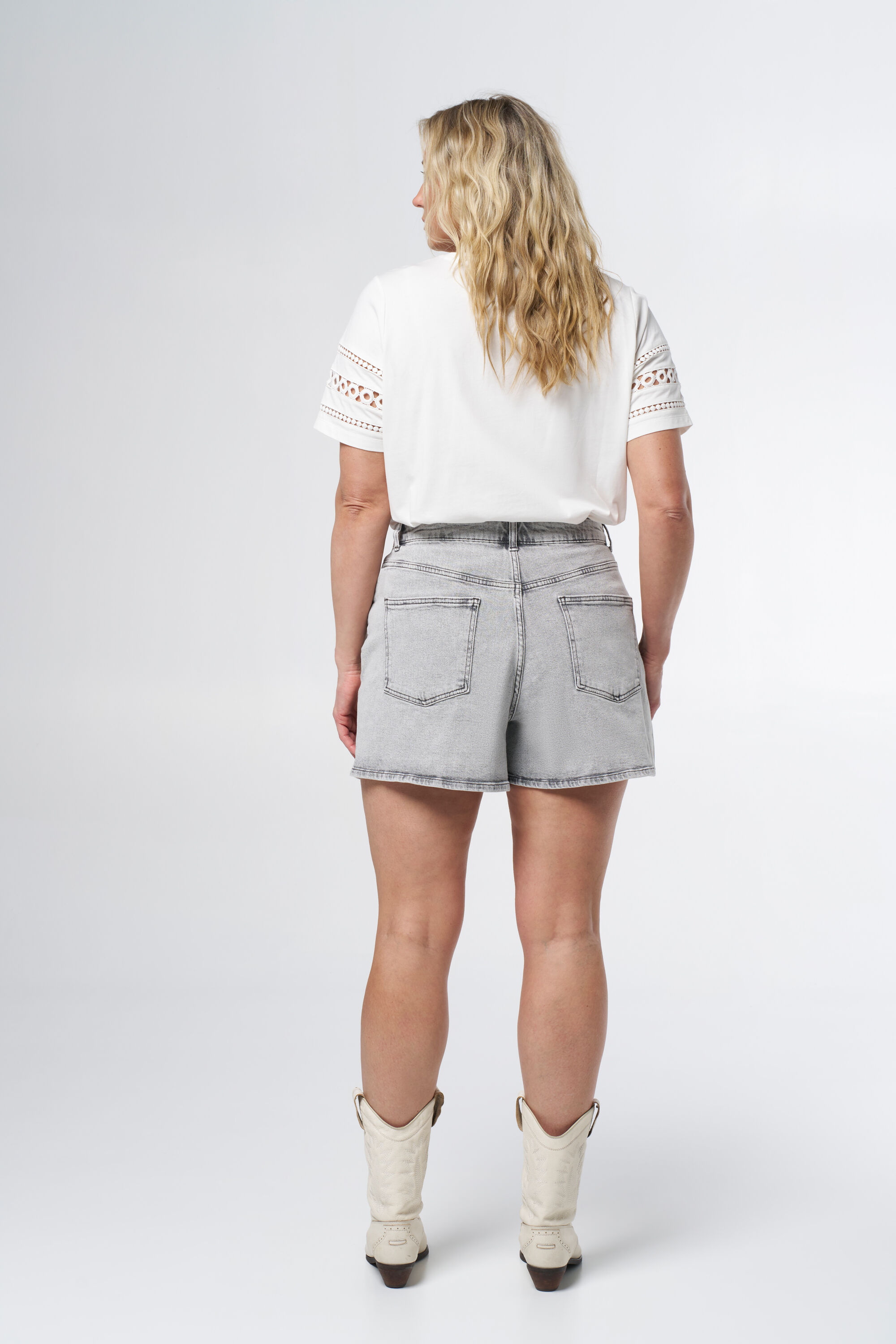 Locker sitzende Jeansshorts image number 3