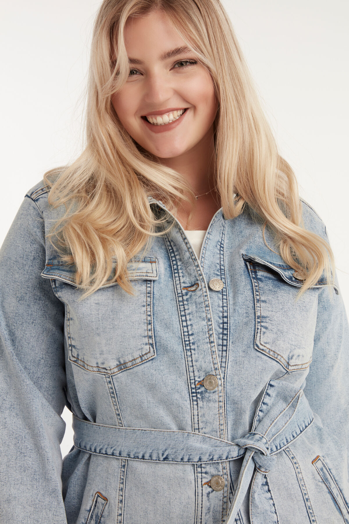 Lange Jeansjacke mit G&uuml;rtel image number 5