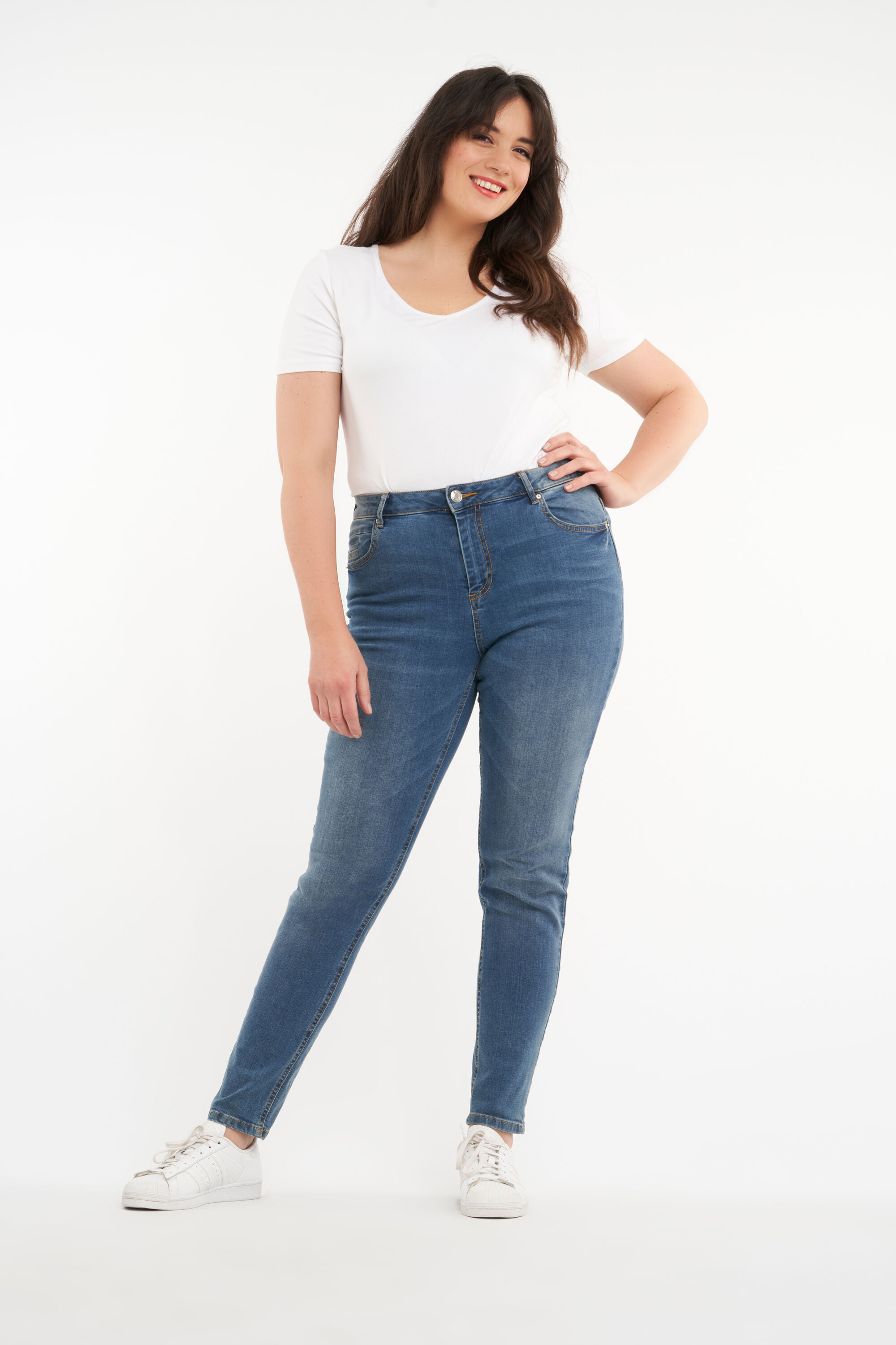 IRIS Slim-Leg Jeans image number 4