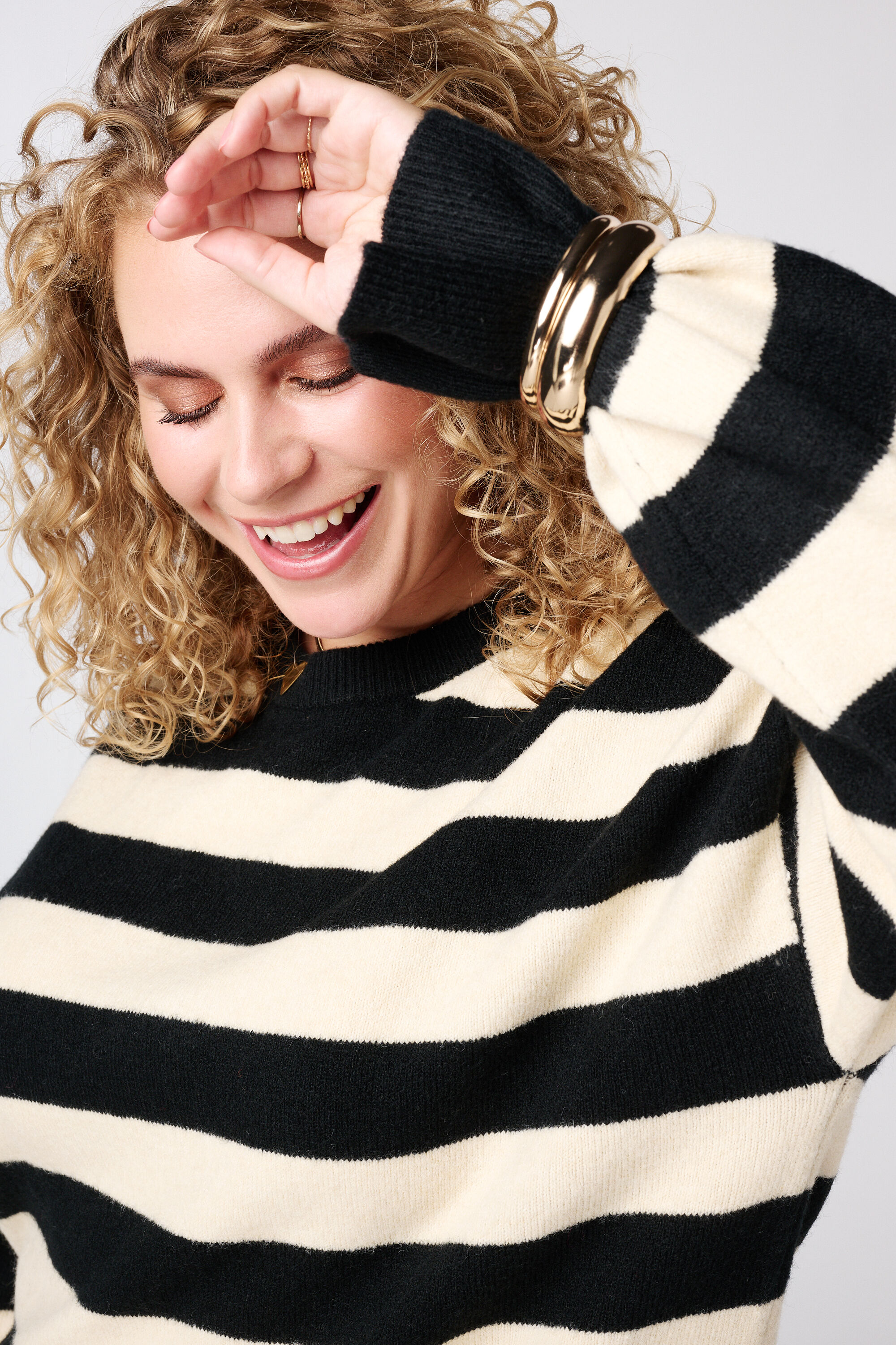 Strickpullover mit Streifen und Schlitz image number 4