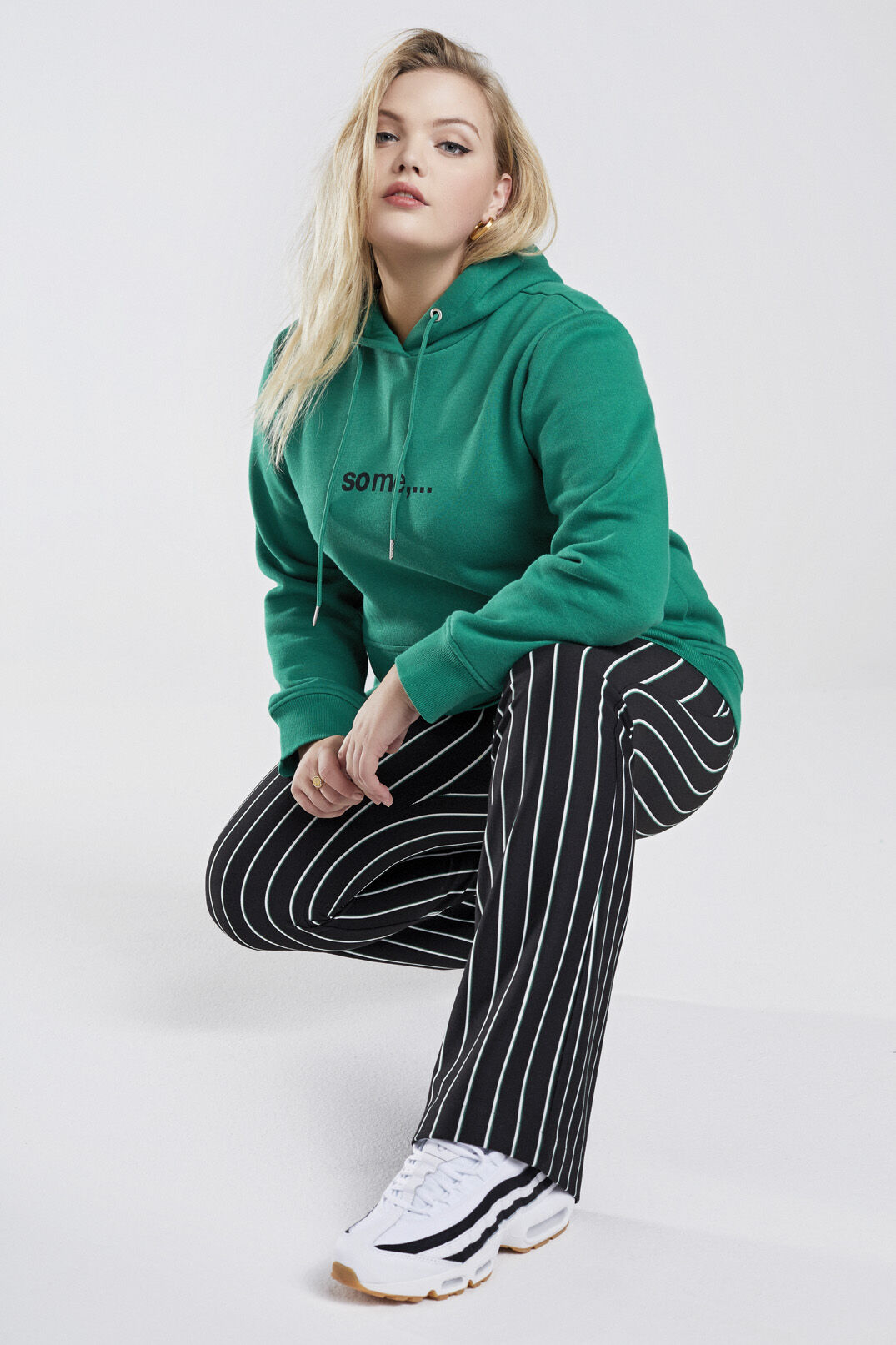 Gestreifte, ausgestellte Hose image number 6