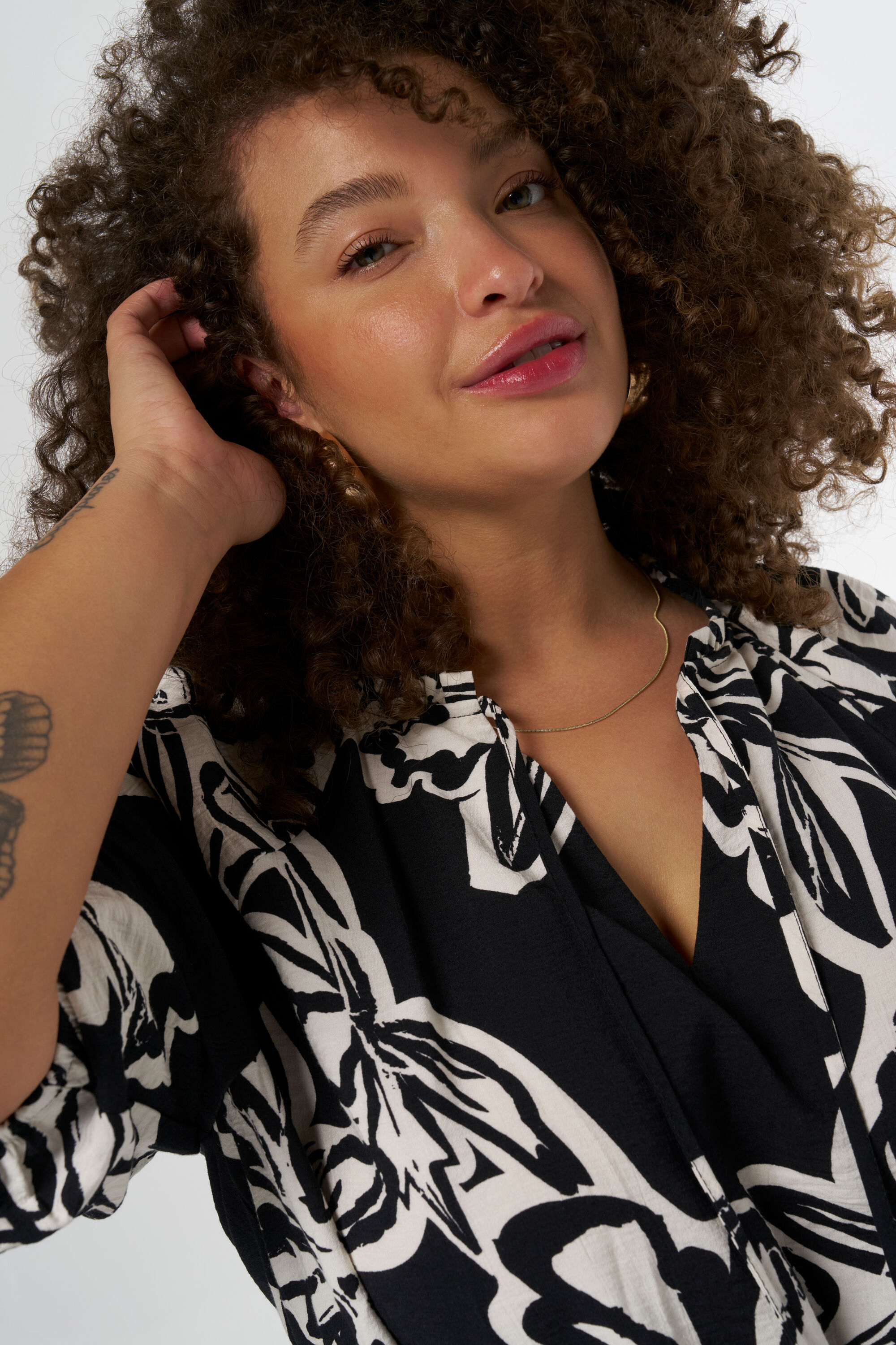 Tailliertes Kleid mit Print  image number 4