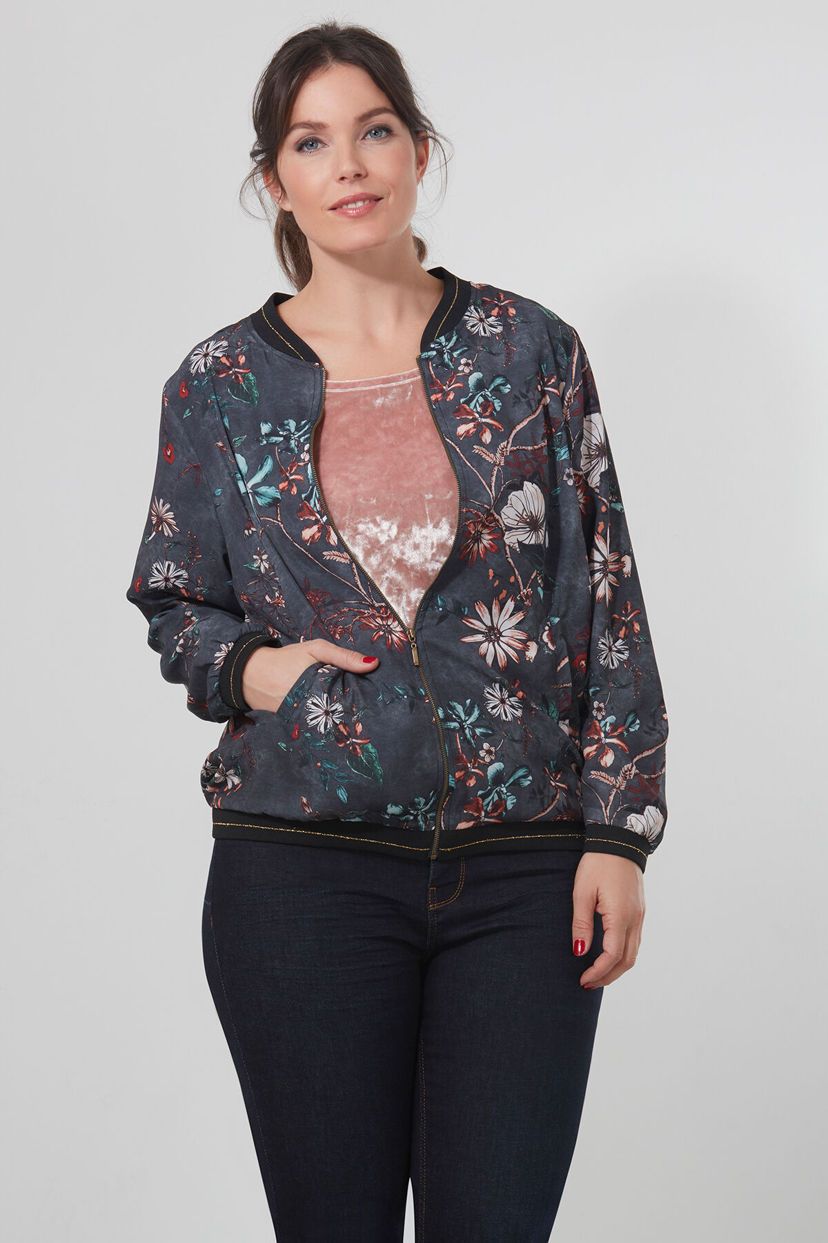 Bomberjacke mit Blumenmuster.  image number 4