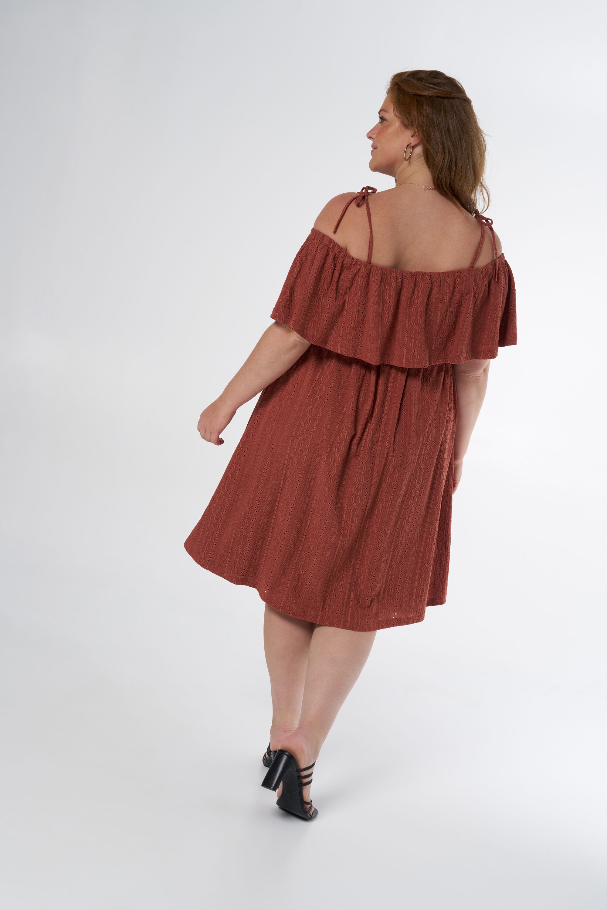 Schulterfreies Kleid mit Schleifendetail image number 3