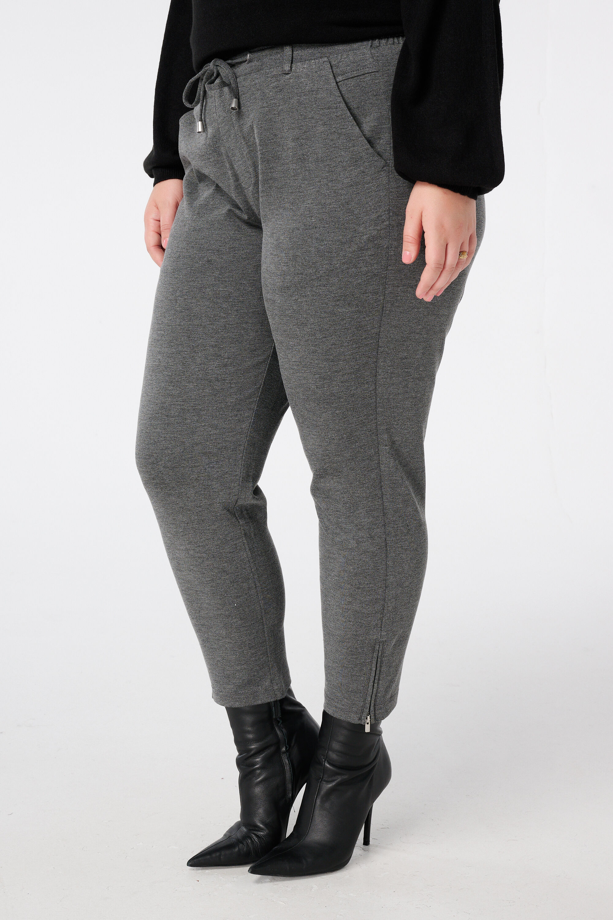 Schlank geschnittene Hose image number 5