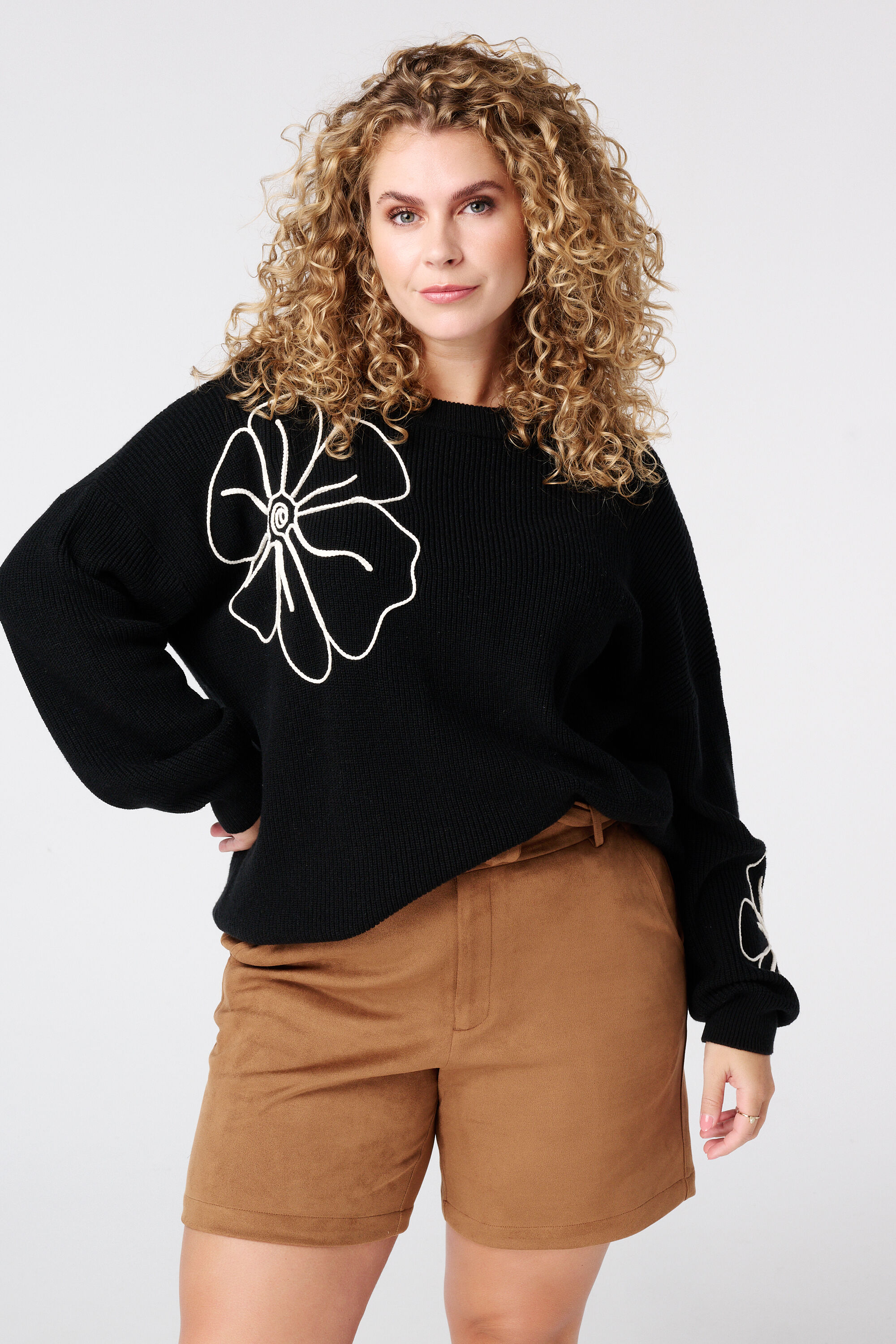 Pullover mit gestickten Blumen