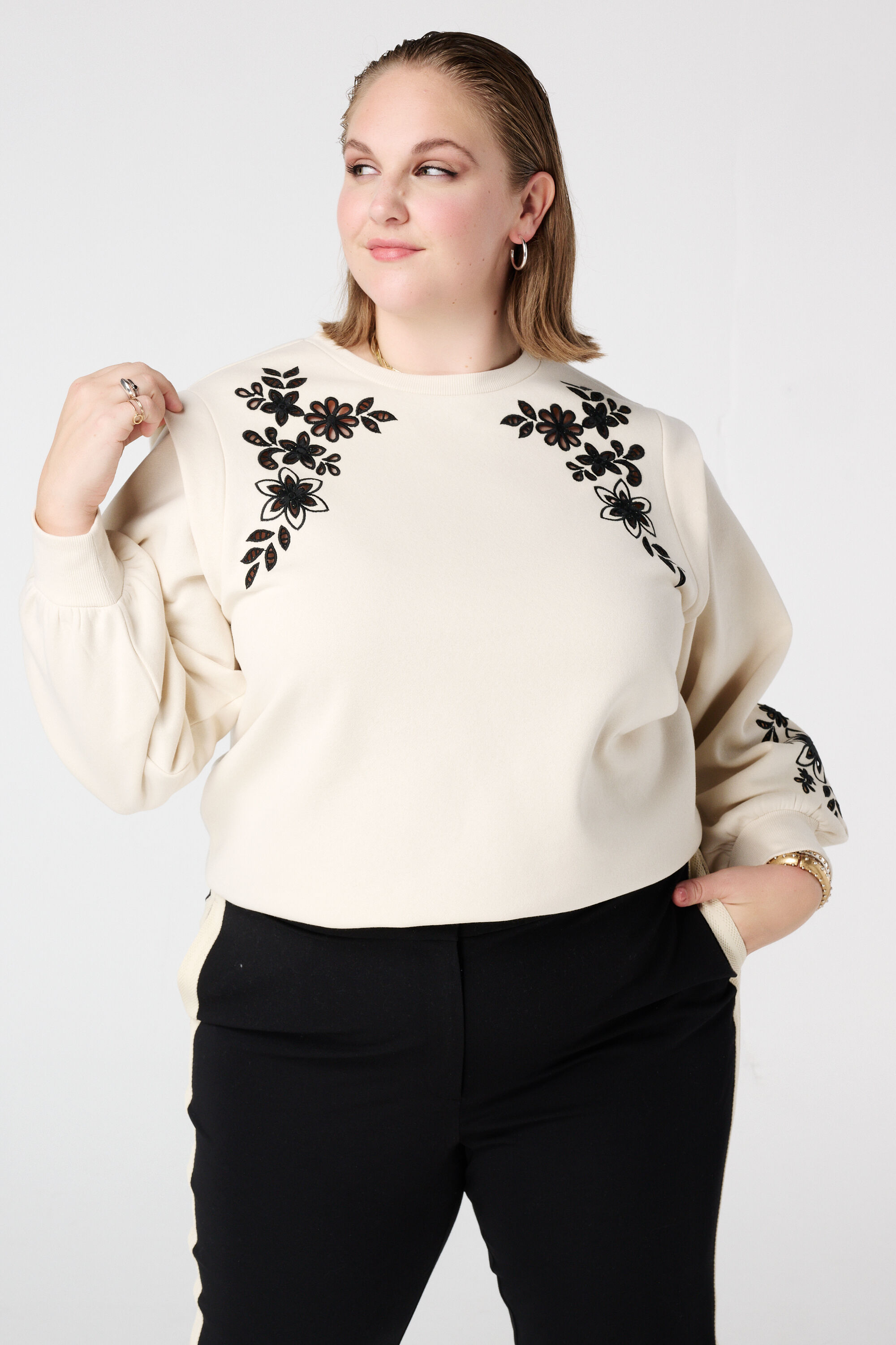 Sweatshirt mit durchbrochener Stickerei