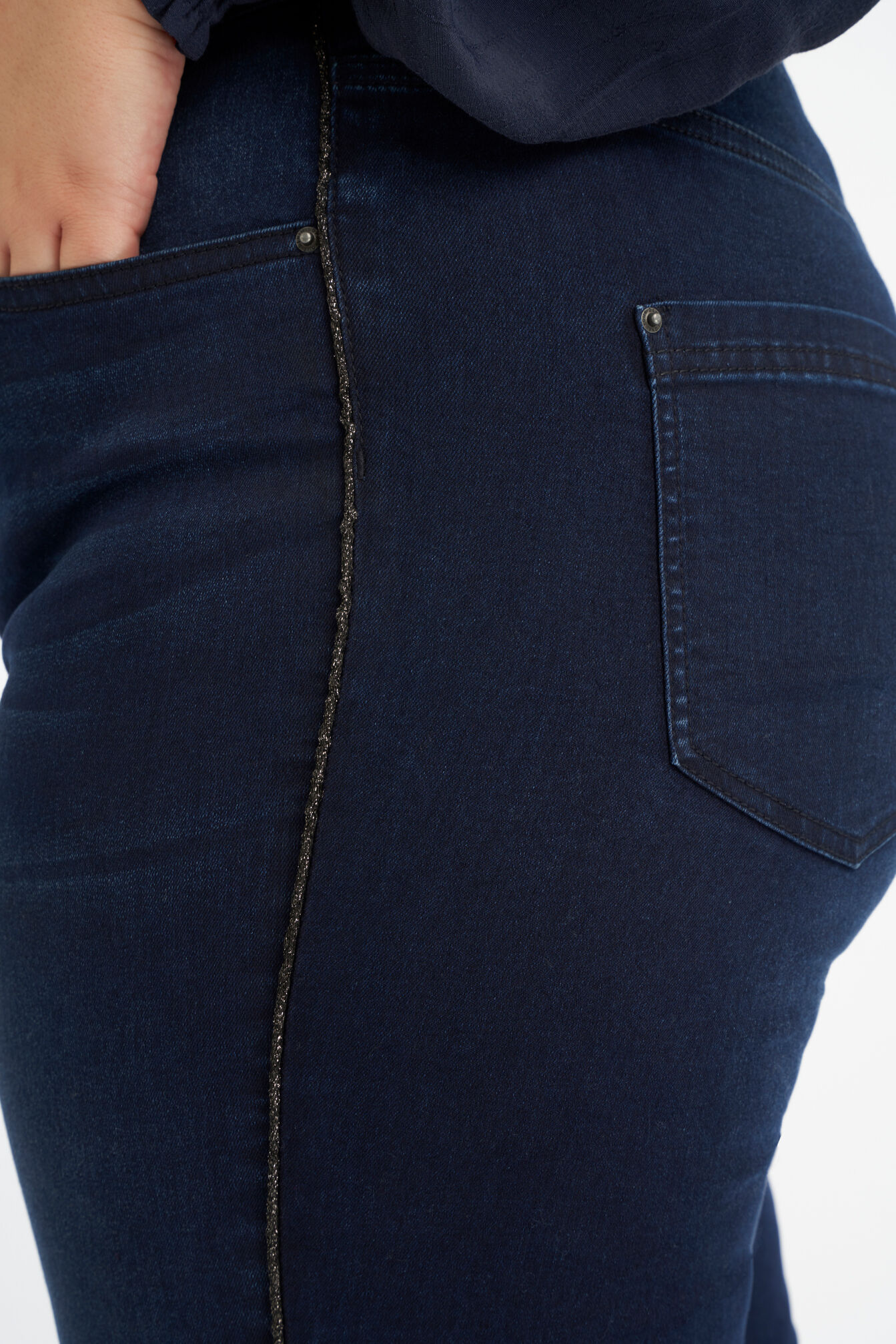 Jeans mit Glitzerstreifen image number 5