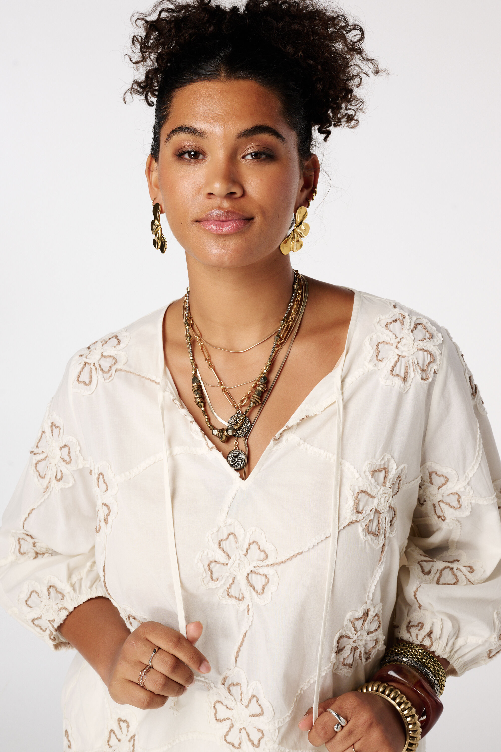 Bluse mit bestickten Blumen image number 4