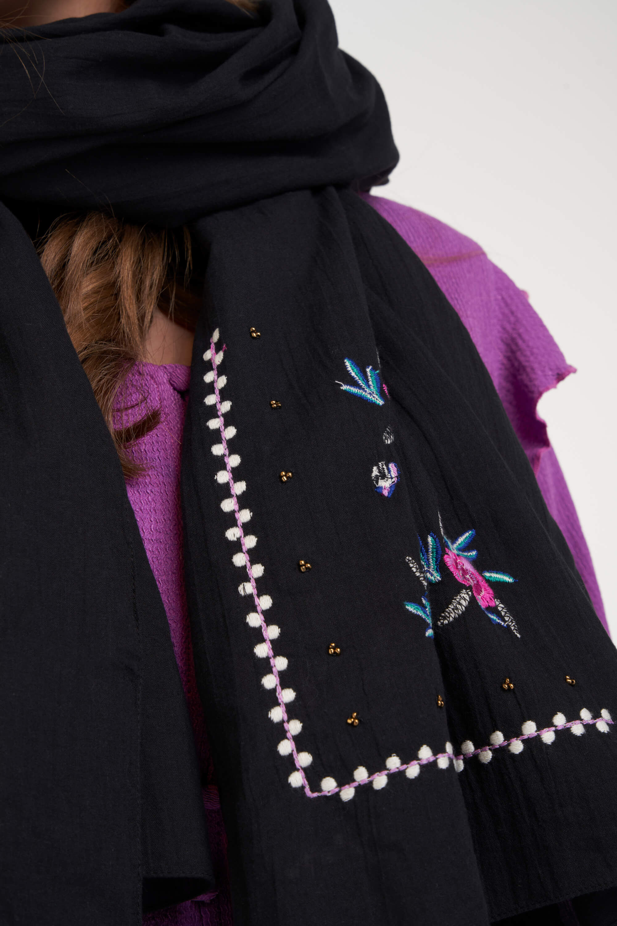 Bestickter Schal  image number 1