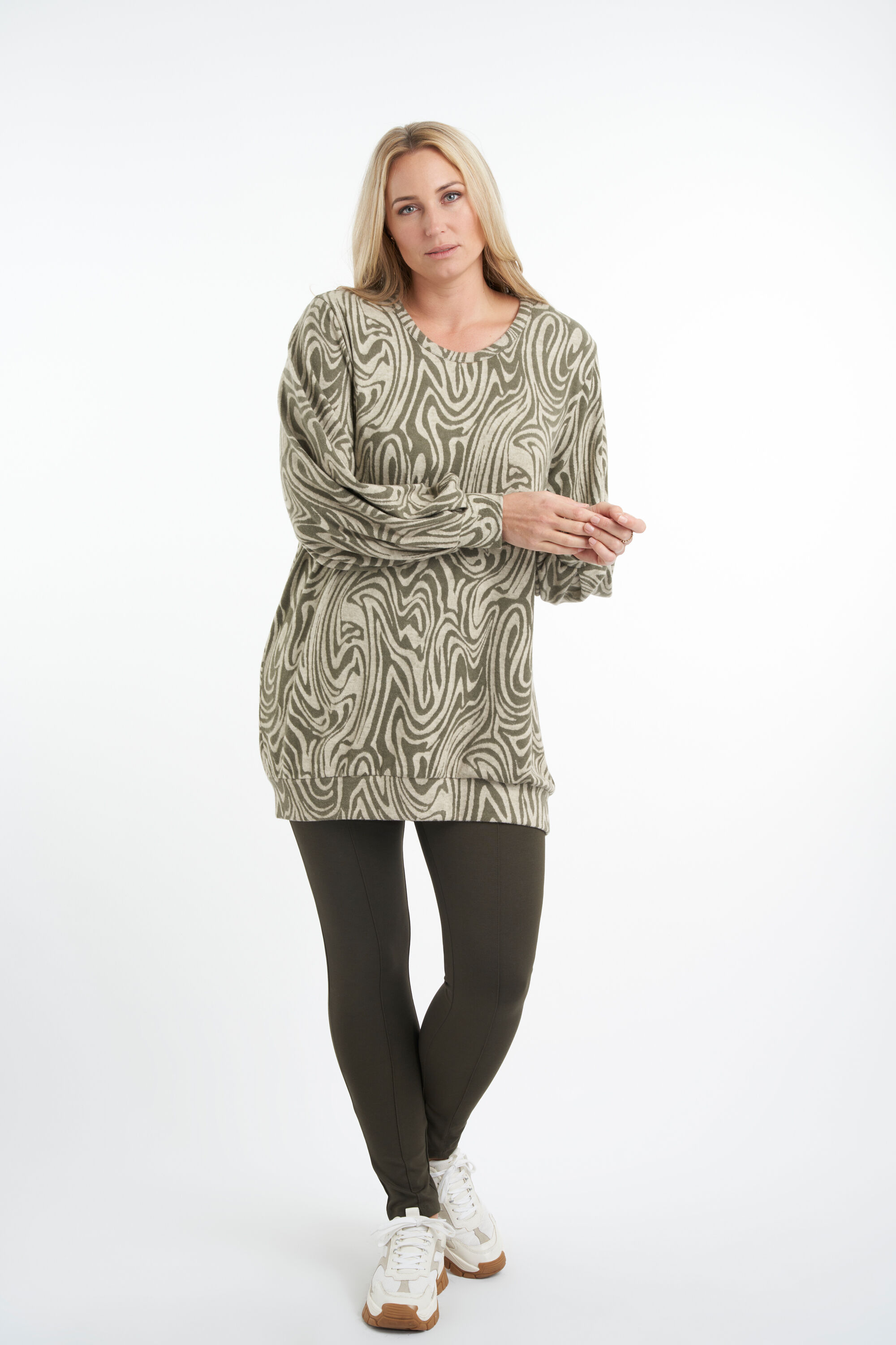 Langer Pullover mit Print image number 5