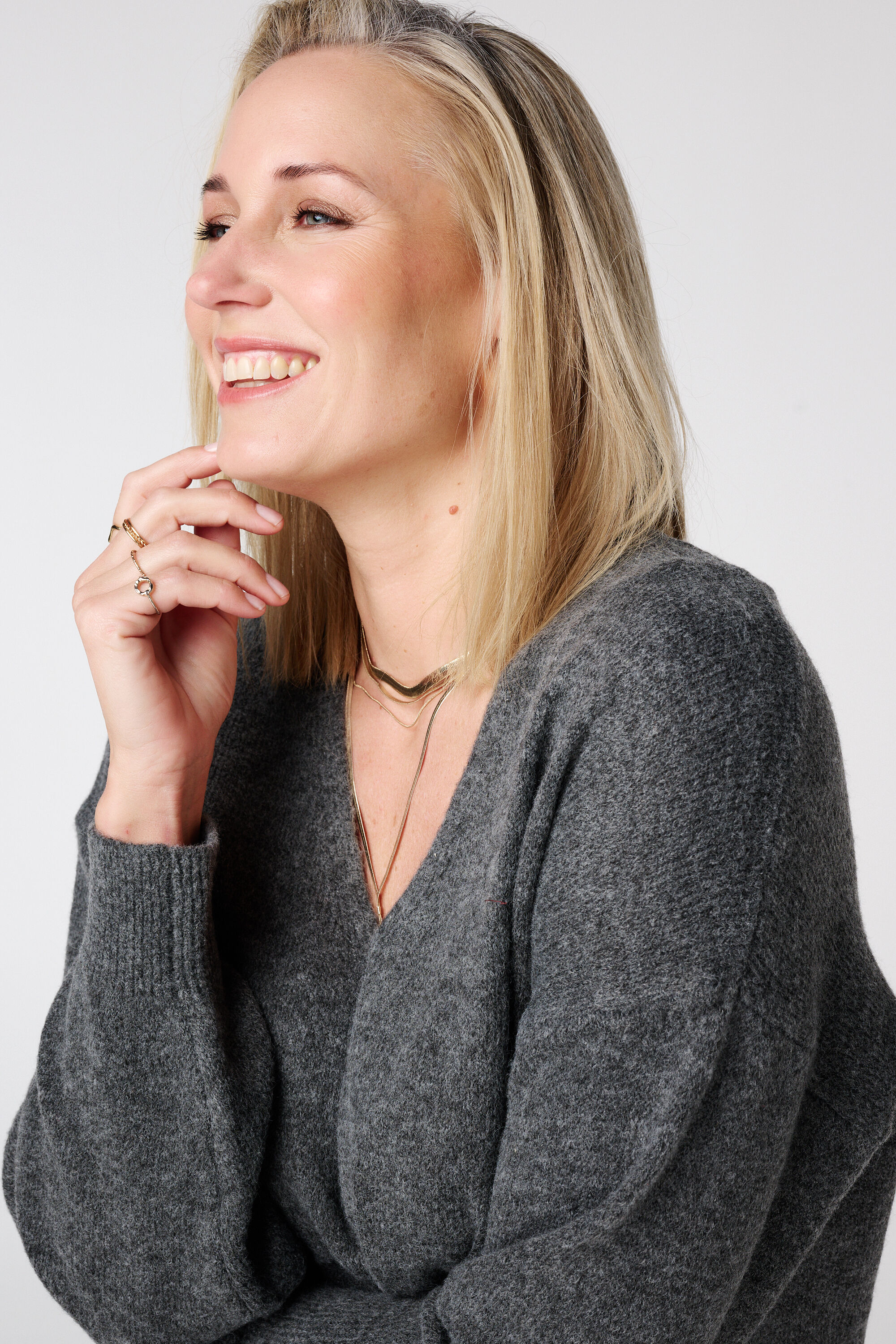 Pullover mit V-Ausschnitt und Spitzenabschluss image number 4