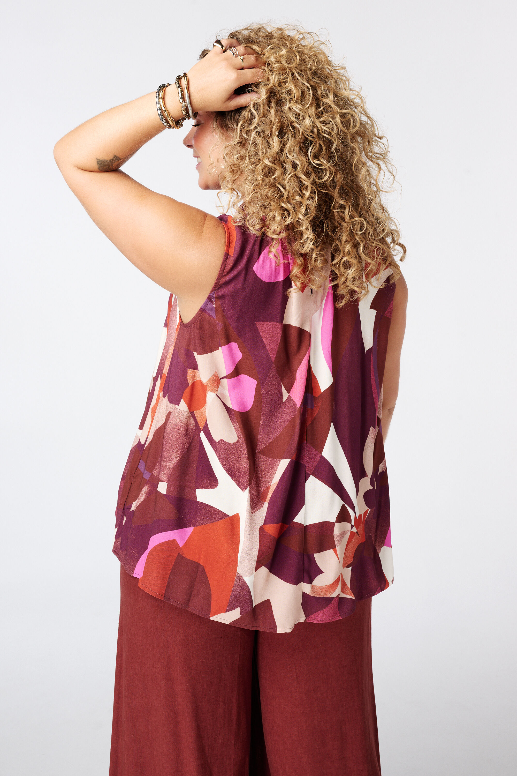 Bluse mit hohem Ausschnitt image number 3