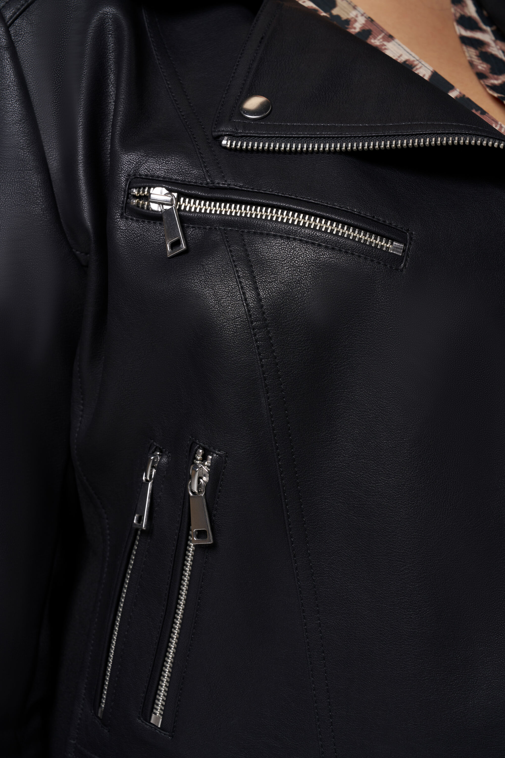 Lederlook-Jacke Jacke mit silbernen Verzierungen  image number 4