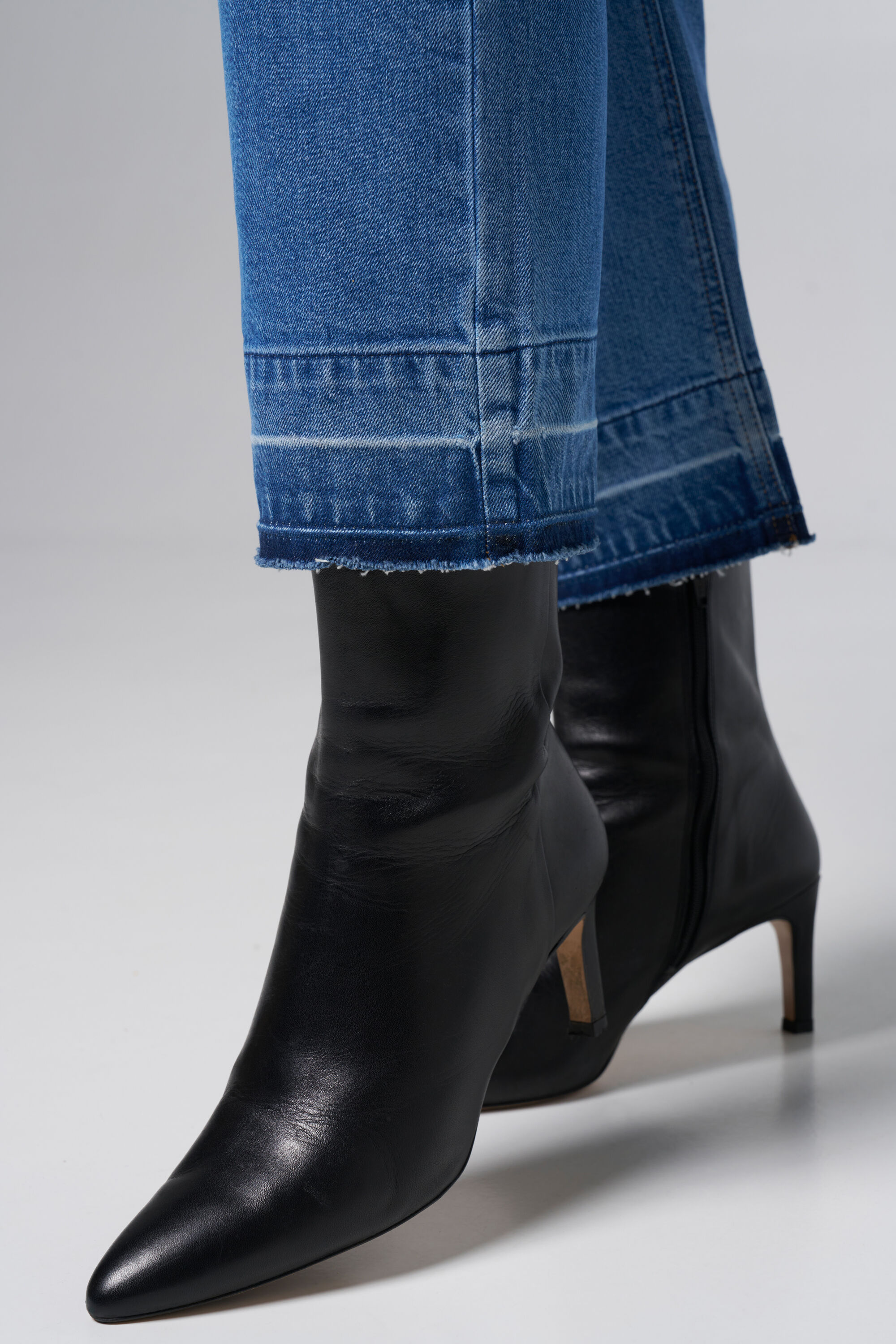 Kurz geschnittene Straight-Leg-Jeans  image number 4