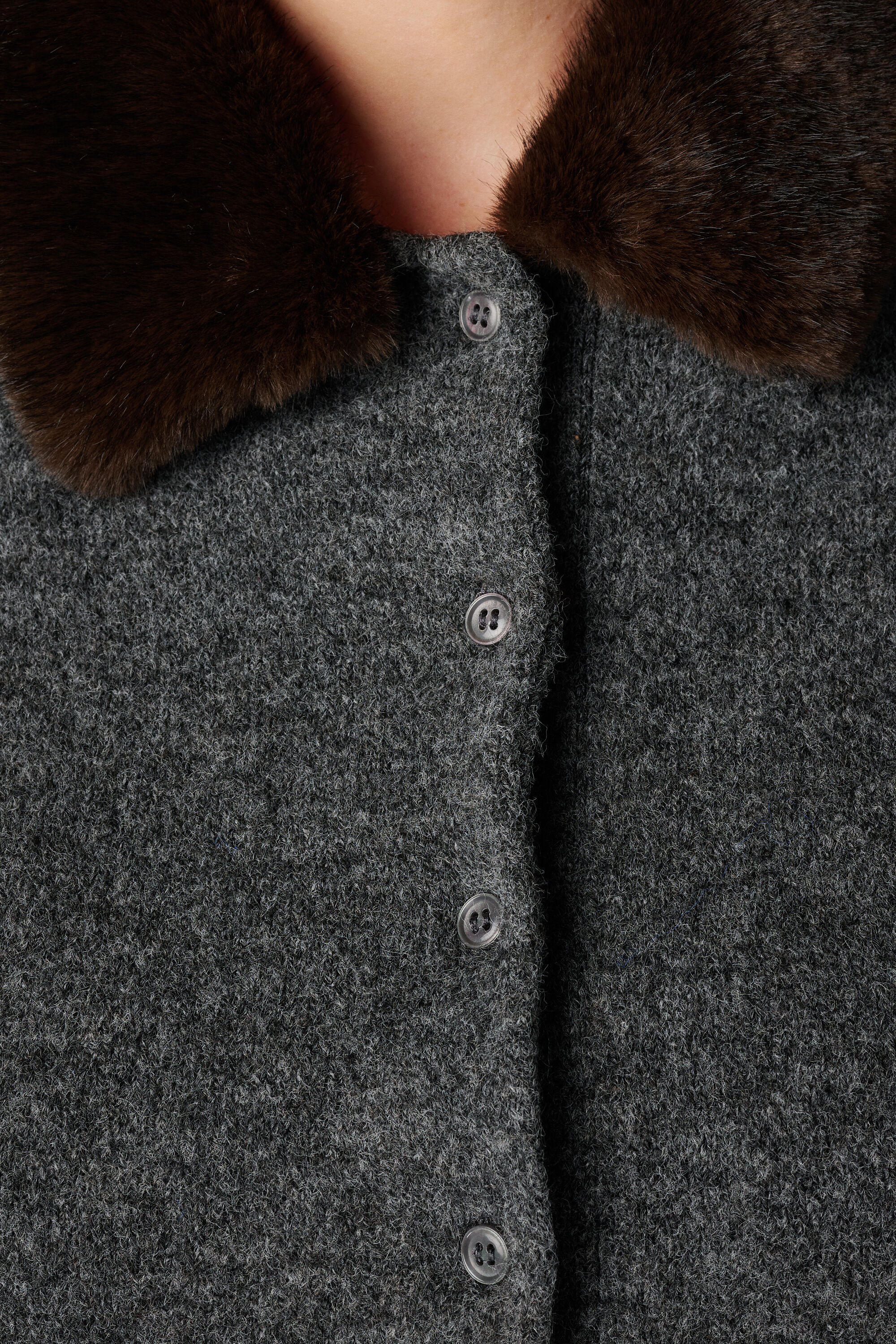 Strickjacke mit Kunstfellkragen image number 6