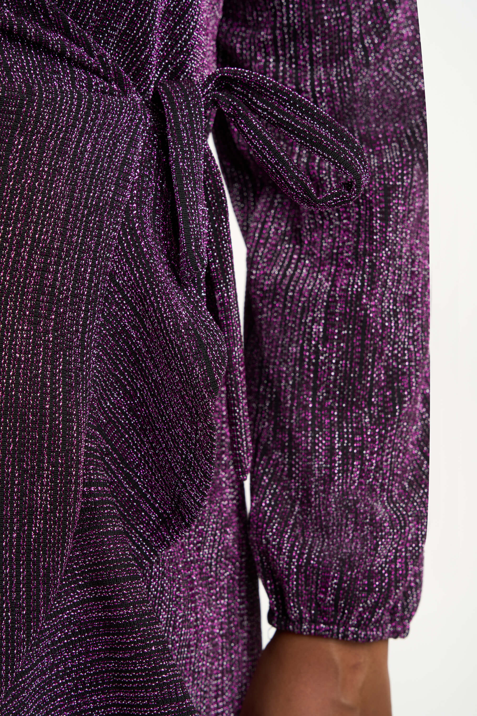 Wickelkleid mit Glitzerdetails  image number 6