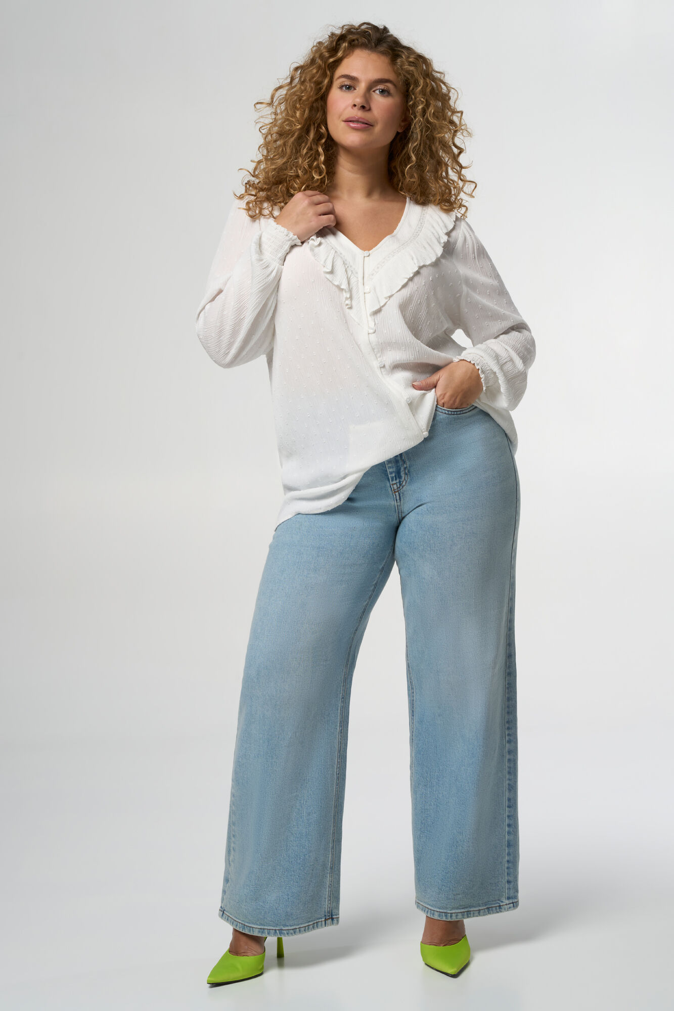 Bluse mit Struktur und Details image number 6