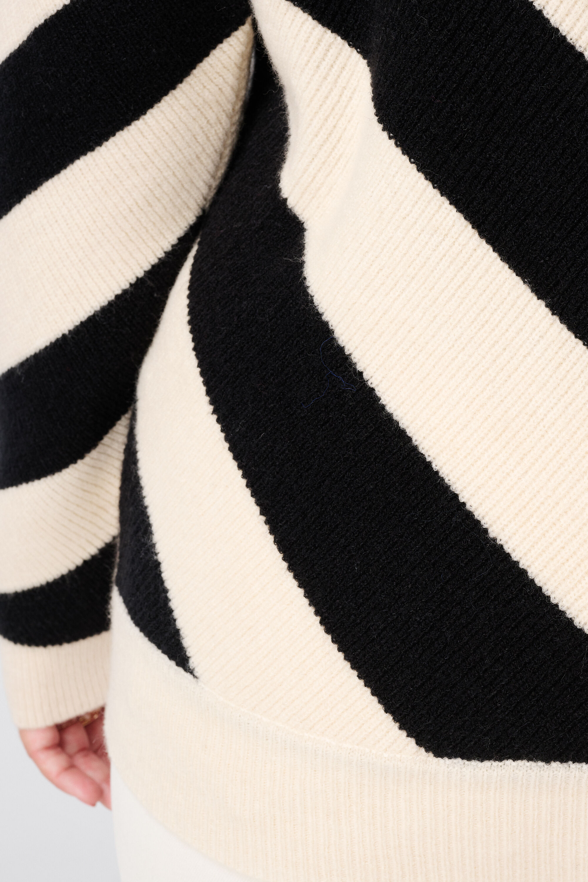 Pullover mit diagonalen Streifen image number 6