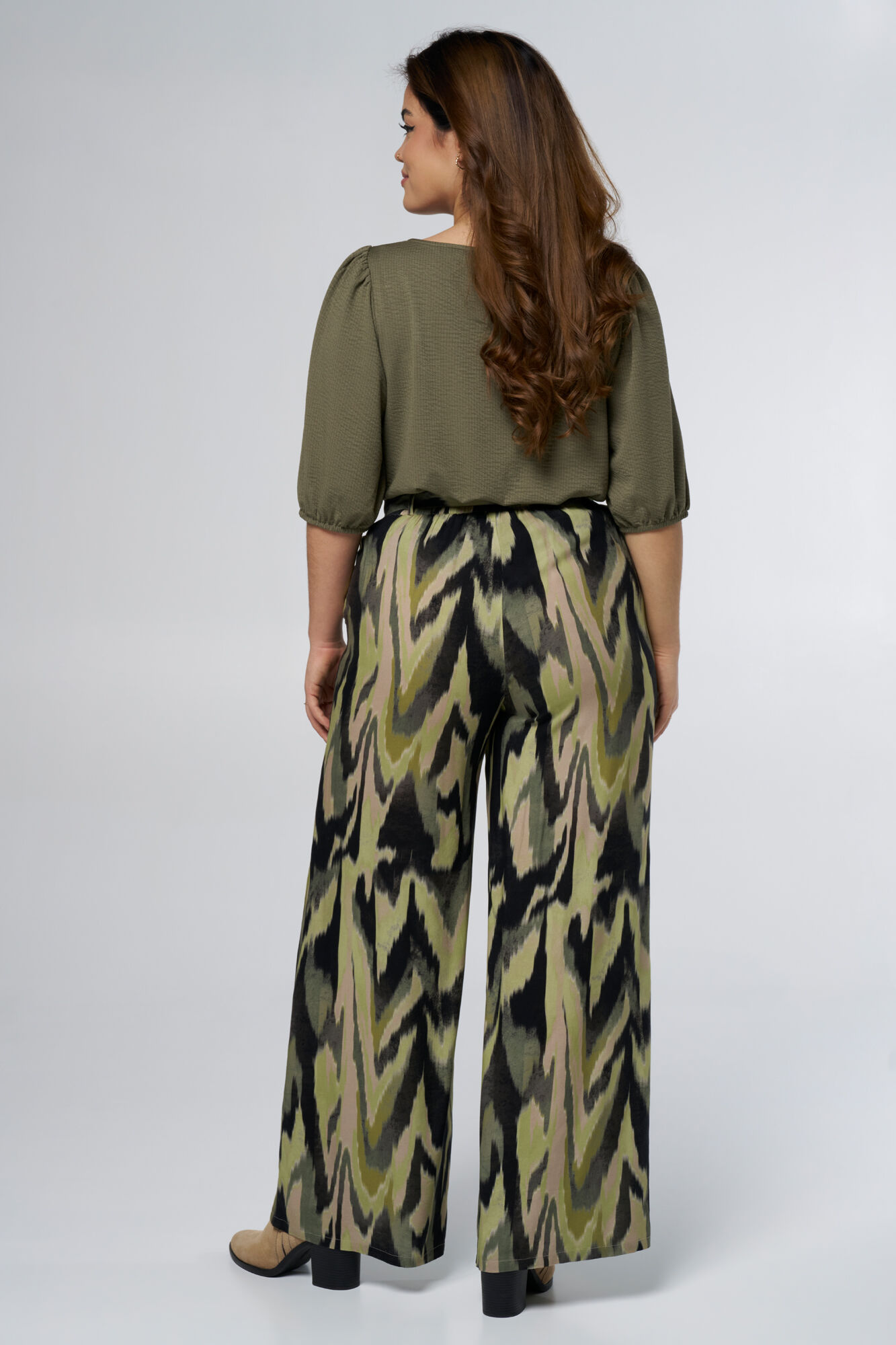 Gerade geschnittene Hose mit Schleifendetail image number 3