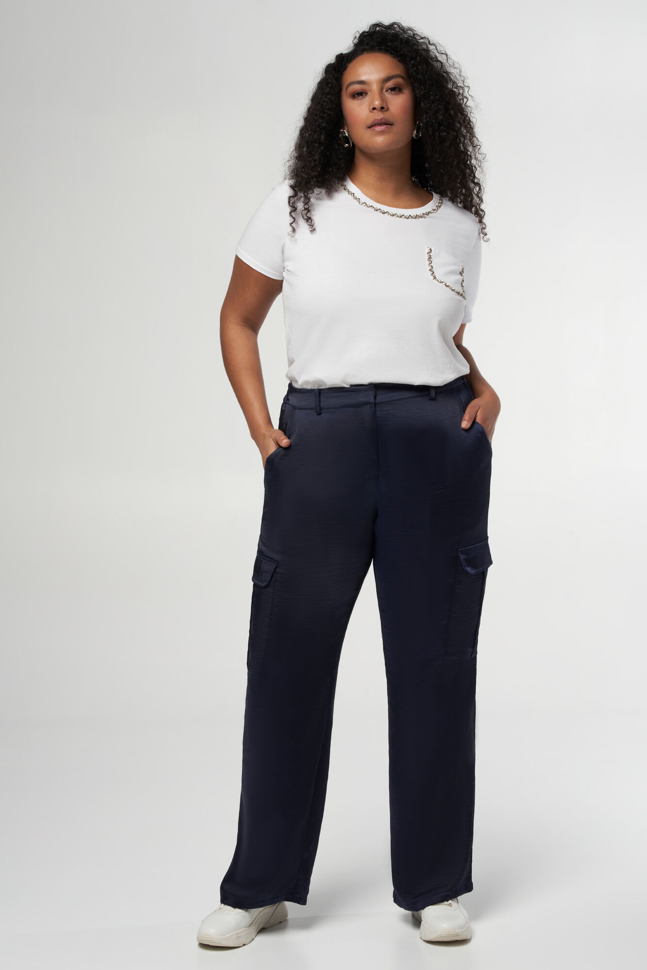 Hose in Satinoptik mit Cargotaschen image number 6