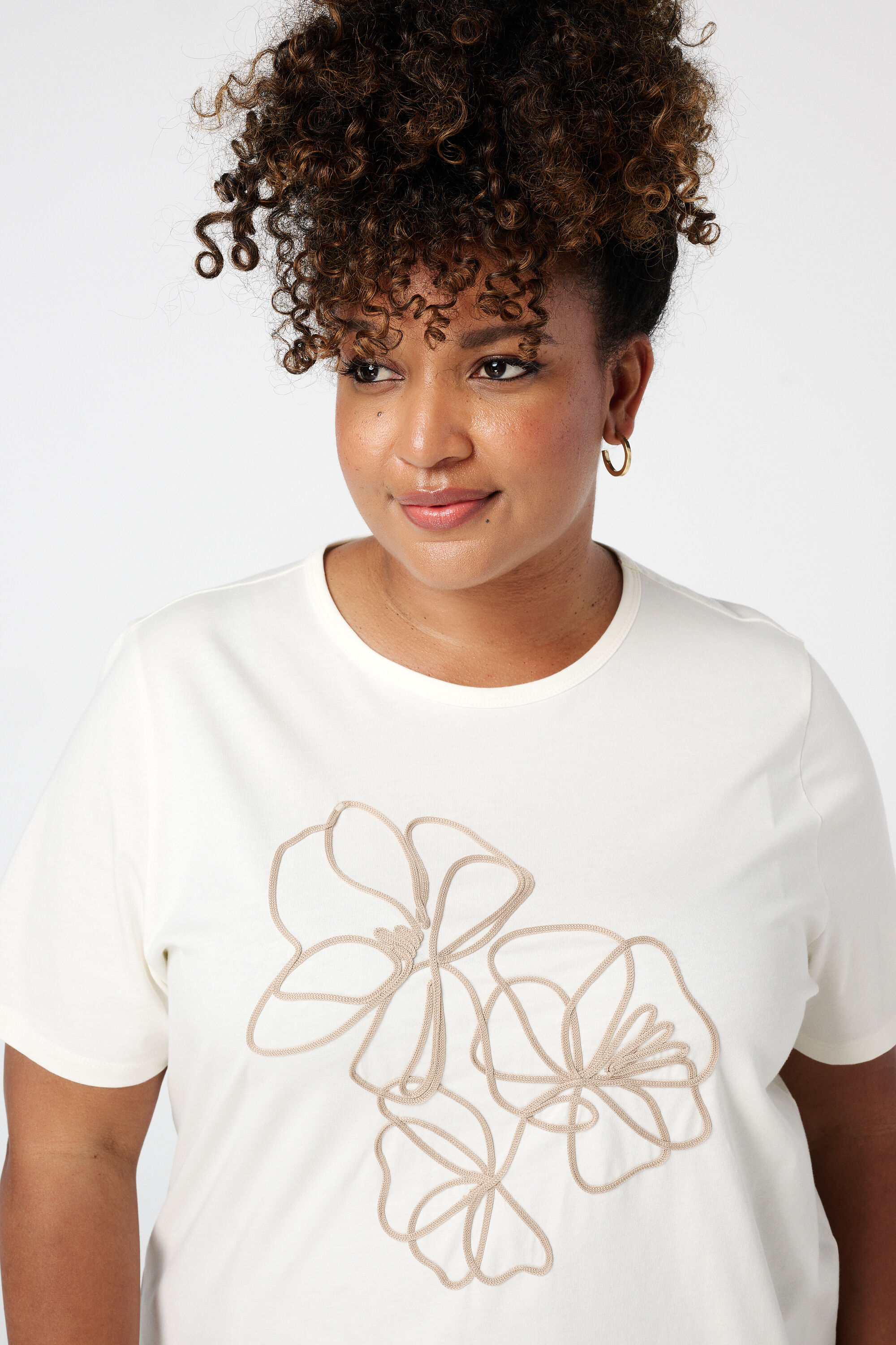 T-Shirt mit Stickerei image number 4