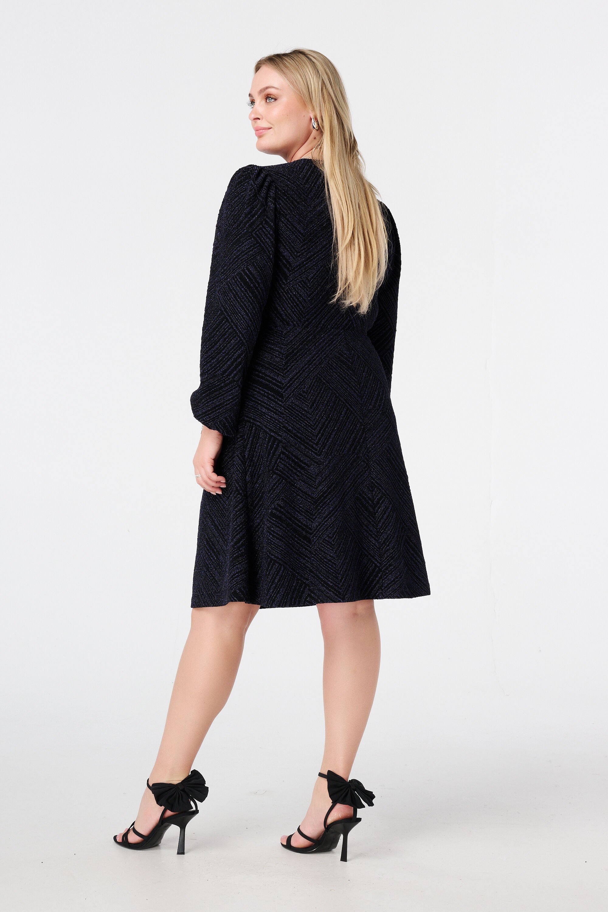 Lurexkleid mit Knopfdetail image number 3