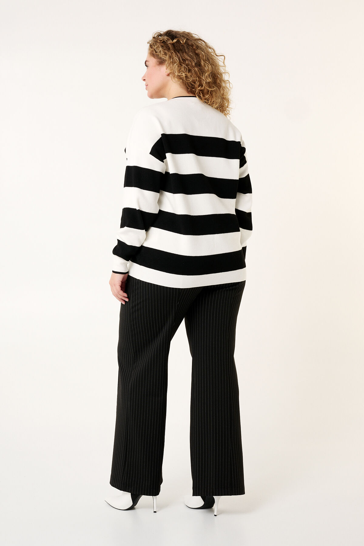 Gestreifter Feinstrick-Pullover image number 3