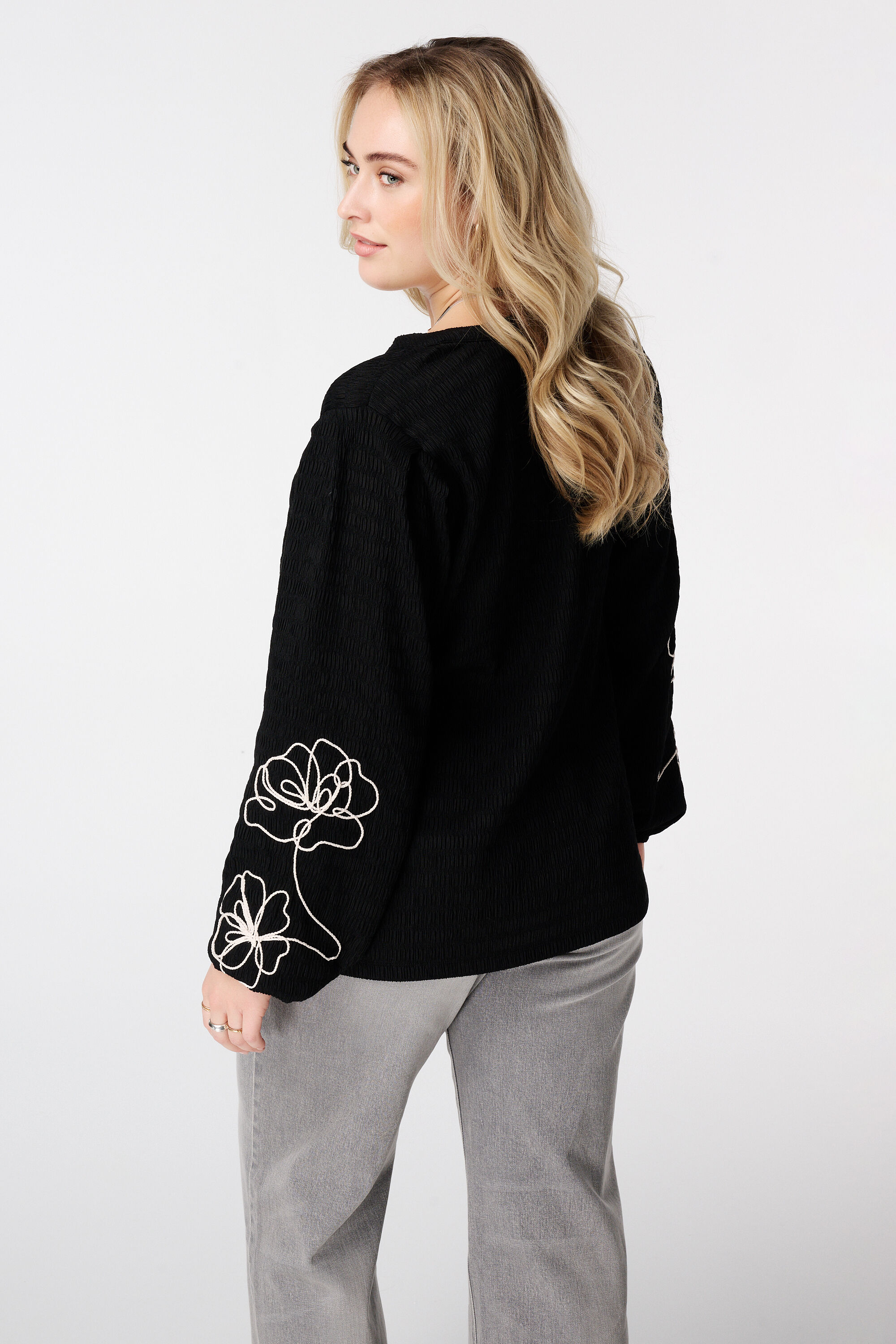 Bluse mit Stickerei image number 3