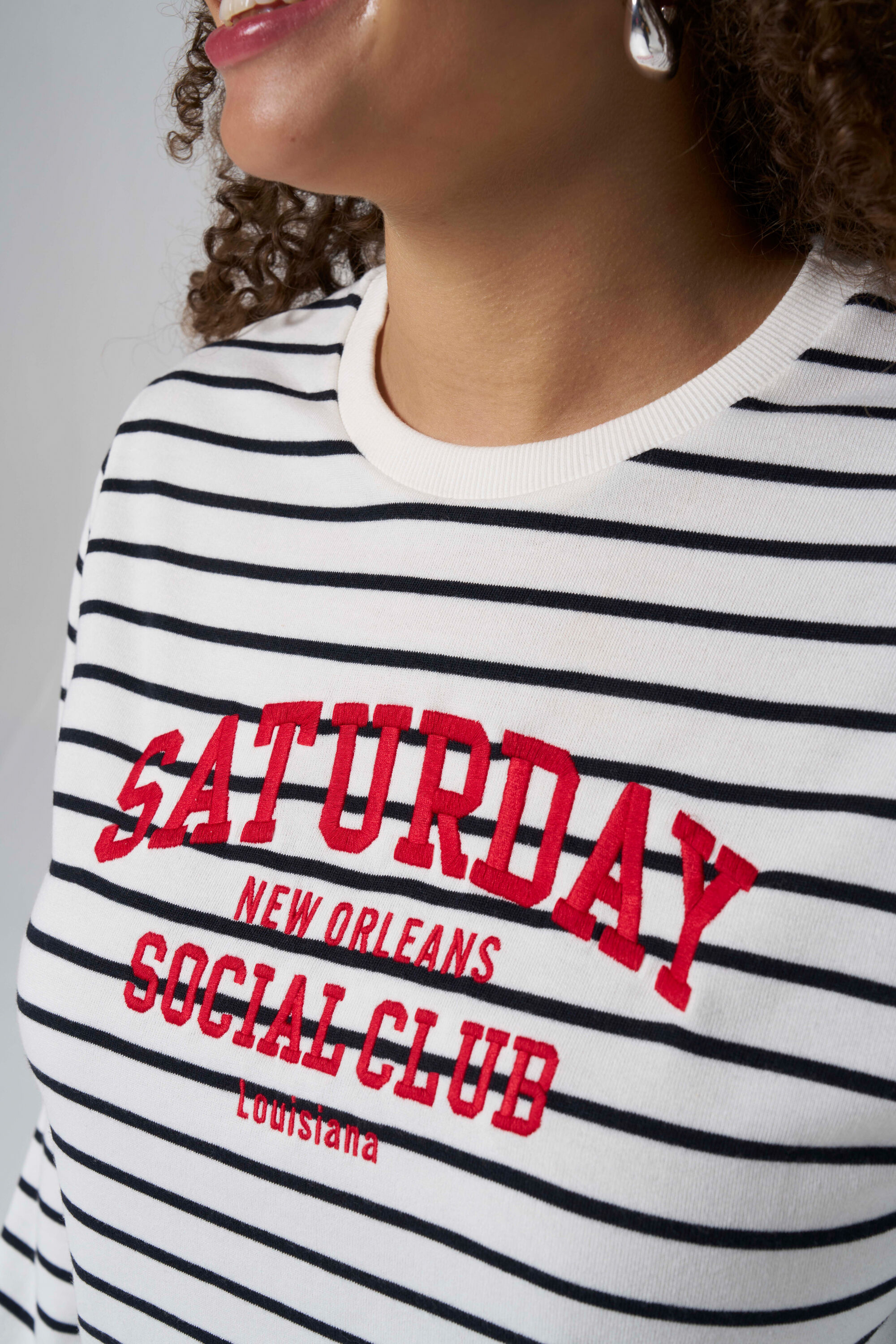 Gestreifter Pullover mit Text-Print  image number 4